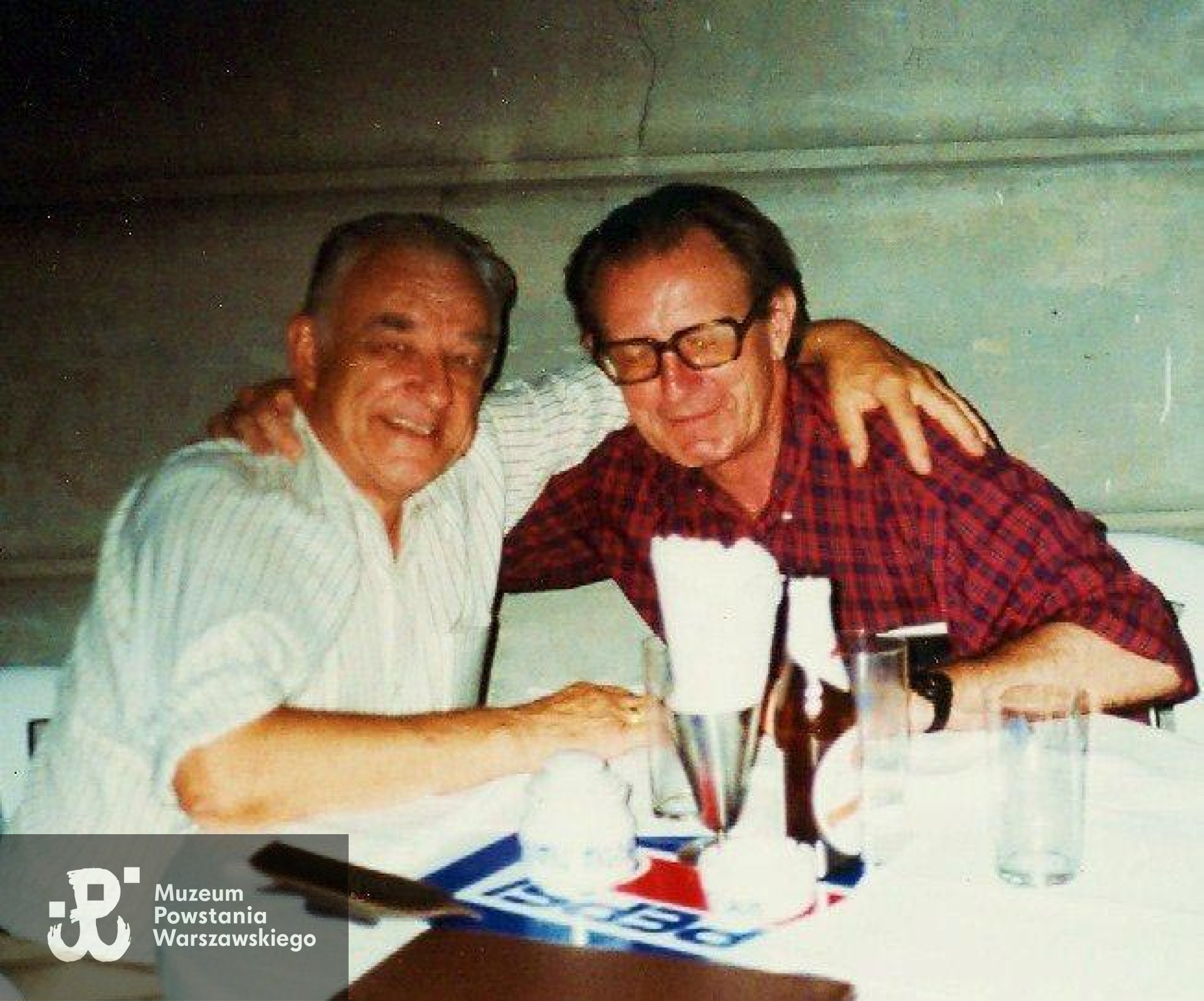 Janusz Klepacz (po lewej) w odwiedzinach u kolegi z plutonu 1112 Dywizjonu AK "Jeleń" Krzysztofa Głuchowskiego - Rio de Janeiro 2003