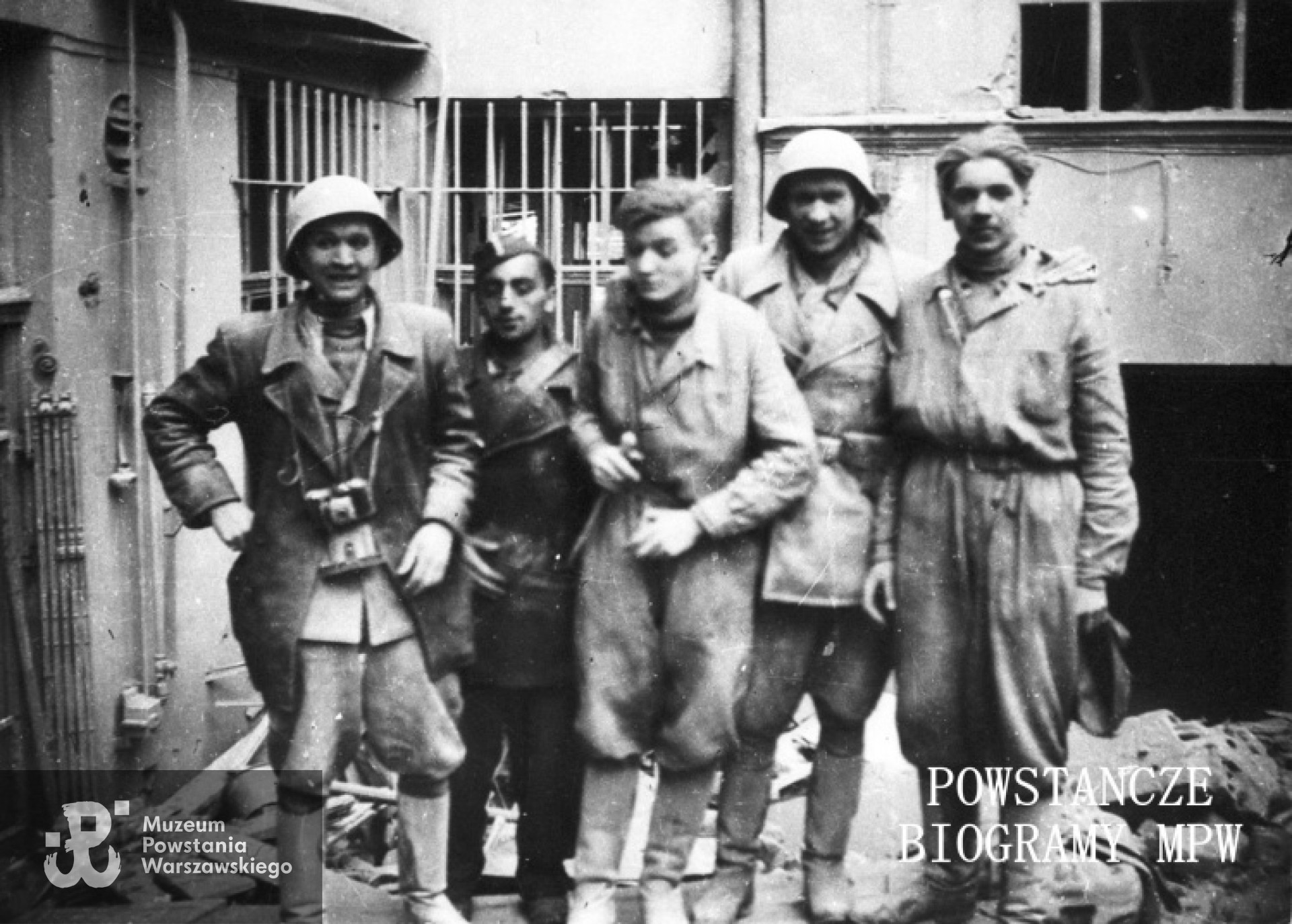 Powstanie Warszawskie, żołnierze pluton "Rygla".  Od lewej "Żeglarz" (Andrzej Bukraba), "Sęp" Władysław Jacek Janiszewski, "Krater". Fot. ze zbiorów Muzeum Powstania Warszawskiego, sygn. MPW-IH/5566