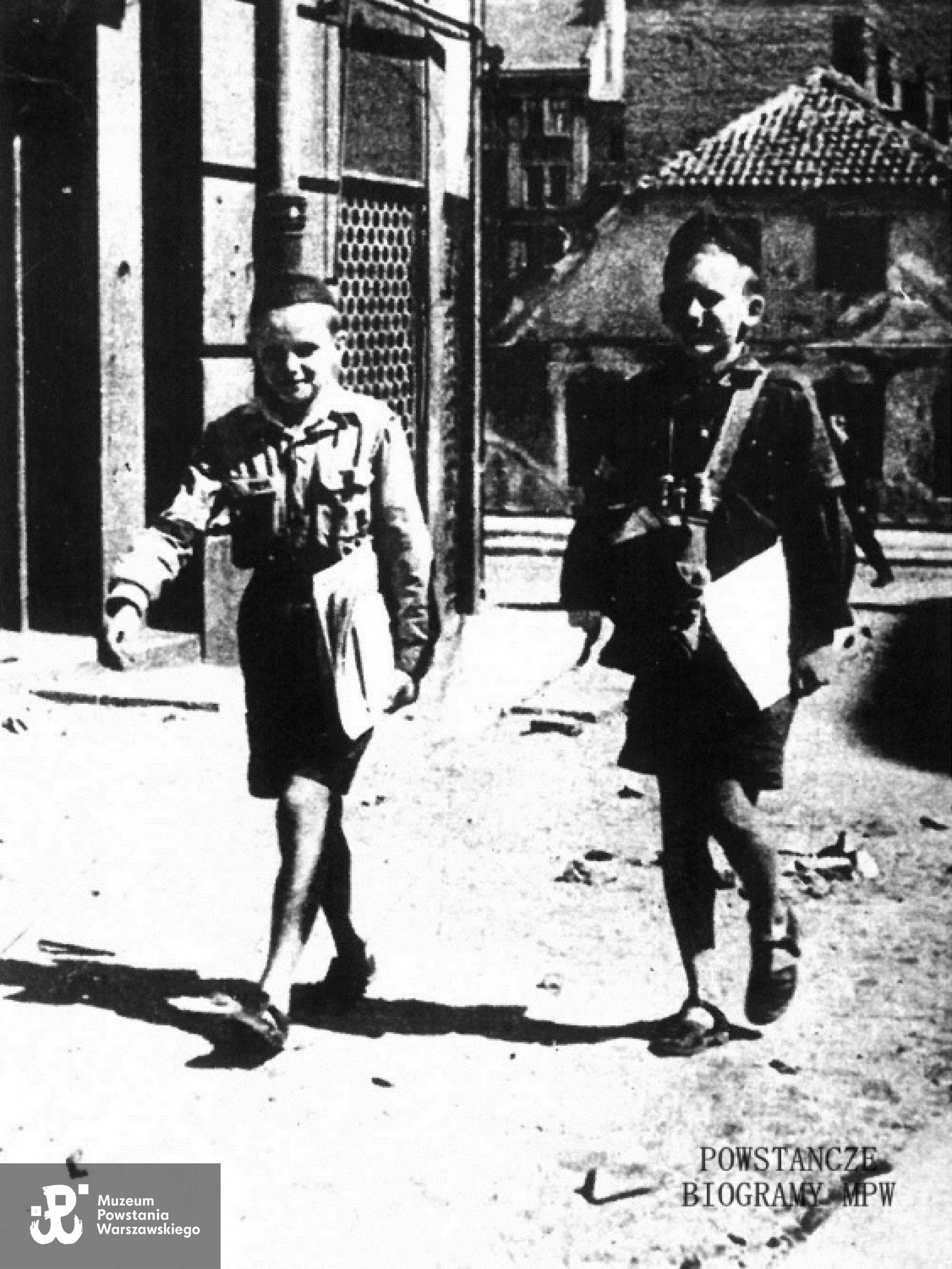 Fotografia z okresu Powstania Warszawskiego autorstwa Tadeusza Bukowskiego, na którym to w latach 80.-tych XX w. pan  Andrzej Miller miał rozpoznać  siebie i swego  kolegę z Harcerskiej Poczty Polowej.  Uwaga! Identyfikacja nie została potwierdzona przez zespół Muzeum Powstania Warszawskiego. Powszechnie uważa się, że na zdjęciu są harcerze Waldemar Taperek ps. Żbik (1930-1996) - wyższy chłopiec widoczny po prawej z lornetką oraz  Mirosław Pietrzak. Według innej  przyjętej wersji są to bracia Wiesław i Jan Jeleniewiczowie <i> "Żbik" i "Ryś" z Harcerskiej Poczty Polowej, kolporterzy prasy powstańczej na ulicy Tamka w sierpniu 1944</i> (z uwagi na wiek obu braci, szlak bojowy Jana oraz fakt przebywania Wiesława w obozach koncentracyjnych MPW odrzuca ten opis, podawany m. in. przez Lesława M. Bartelskiego czy też Jerzego Kasprzaka "Albatrosa"). Do bycia jednym z chłopców na zdjęciu przyznaje się także pan Wiesław Jakub Ciesielski ps. Kruczek, ur. w 1933 roku, do Powstania zamieszkujący na Powiślu przy ul. Solec (w ewidencji Powstańców - bazie MPW nie występuje).  Listonosze znajdują się na ul. Tamka przy wylocie ul. Cichej. W tle po prawej widoczny dom Tamka 32, po lewej narożnik kamienicy Tamka 34.  Fotografia ze zbiorów Muzeum Powstania Warszawskiego - kolekcja Tadeusza Bukowskiego, MPW-IN/11935.  Skan  z archiwum rodzinnego z informacją, że fotografia może przedstawiać p. Andrzeja Millera przesłał na kontakt p.  Wojciech  Jasiński, wnuk A. Millera.  Identyfikacja obecnie niepotwierdzona.