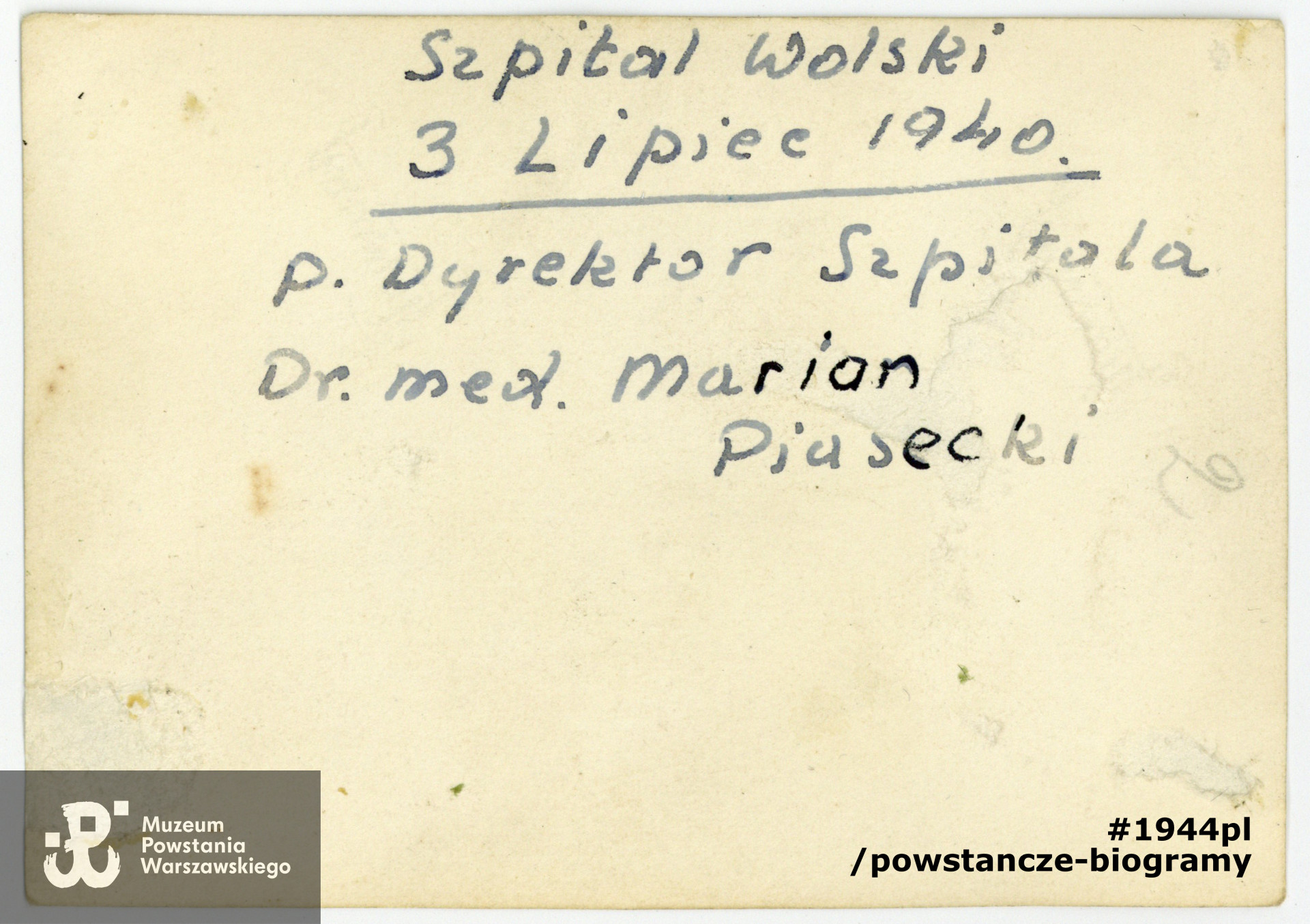 Rewers z opisem. Zdjęcie pochodzi z kolekcji pamiątkowych fotografii ze Szpitala Wolskiego z 1940 roku należących do  Konstantego Jerzego Kiersnowskiego ps. Giedroyć, który to po kampanii wrześniowej przebywał w szpitalu na Płockiej na kilkumiesięcznym leczeniu.  Obecnie fotografia znajduje się w  archiwum rodzinnym p. Jolanty Stasiak z d. Kiersnowskiej, córki "Giedroycia"