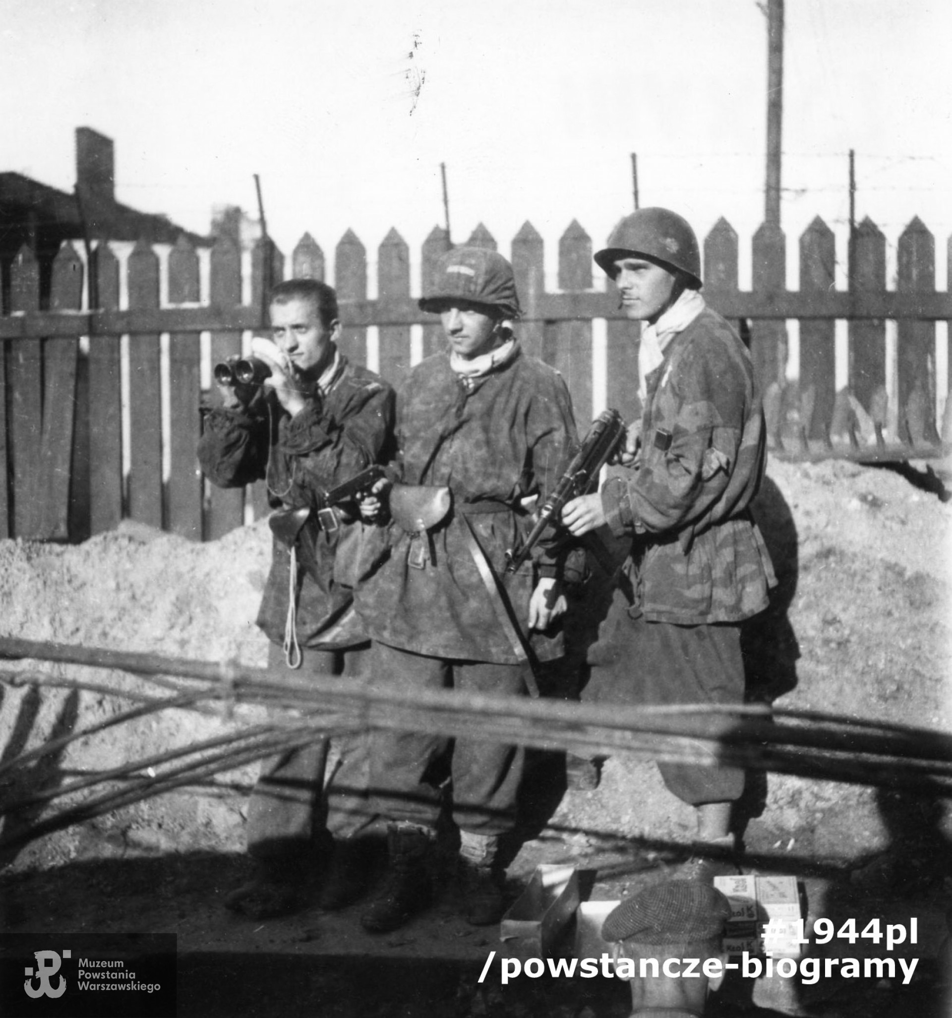 Fotografia z Powstania Warszawskiego. Śródmieście Północne. Żołnierze zgrupowania "Chrobry II" I batalion "Lecha Żelaznego" na posesji między ulicą Chmielną a terenami kolejowymi w pobliżu ulicy Żelaznej. Od lewej kpr. Kazimierz Wierzbicki "Kieł II", plut. pchor. Stanisław Wierzbicki "Pantera" i  plut. pchor. Władysław Strumiłło "Krakowiak" (z pistoletem maszynowym MP 40 popularnie nazywanym Schmeisserem).  Fot. ze zbiorów Muzeum Powstania Warszawskiego, sygn. MPW-IK/1910