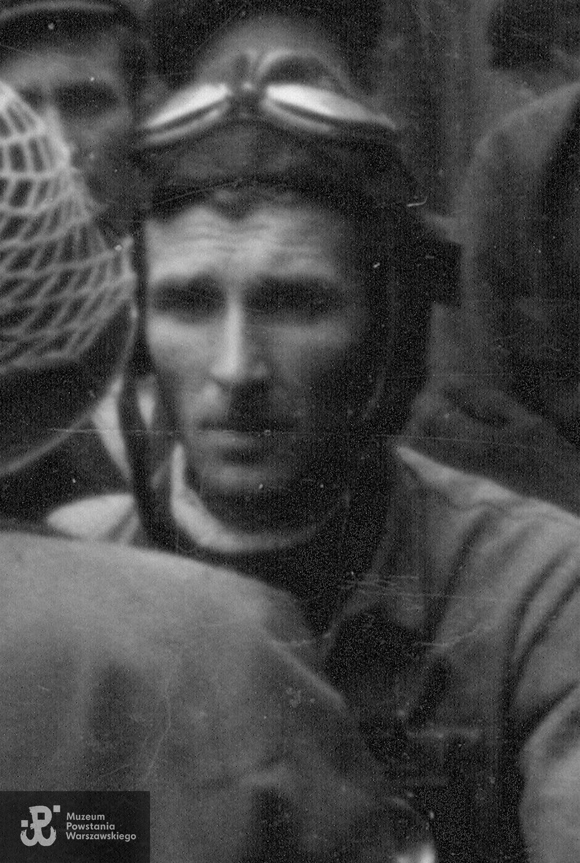 plut. pchor. Kazimierz Szczeszek "Adam". Fotografia wykonana w czasie Powstania Warszawskiego. Zbiory Muzeum Powstania Warszawskiego, sygn. MPW-IH/910. Autorem zdjęcia jest Jan Żułma ps. Feliks