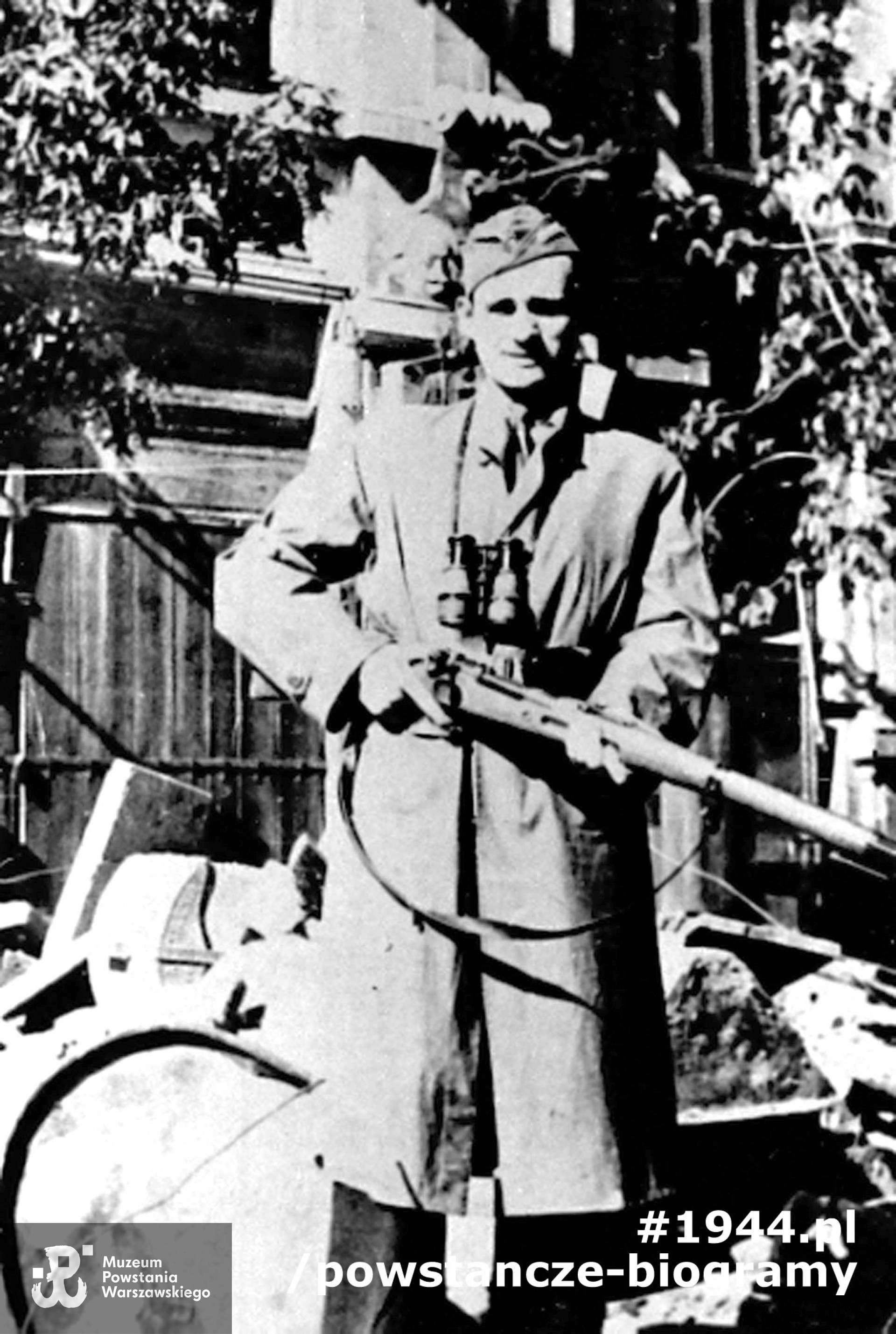 Fotografia z Powstania Warszawskiego. Kpr. pchor. Stanisław Kopf "Malarz" ze 105 plutonu 1. kompanii, batalionu "Unia" Zgrupowania "Krybar". Fot. ze zbiorów  Muzeum Powstania Warszawskiego, sygn. MPW-IH/4289