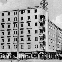 Kamienica przy ul. Świętojańskiej 122 w Gdyni,  źródło SARP Gdynia. Budynek został zbudowany w latach 1936-1937 r. dla mecenasa Antoniego Ogończyka-Blocha i architekta Leona Mazalona, który był także współautorem projektu (wraz ze Stefanem Kozińskim). To jedna z najbardziej oryginalnych kompozycji architektonicznych dwudziestolecia międzywojennego, nie tylko w skali gdyńskiej. Jej autorzy inspirowali się ekspresjonistycznymi realizacjami architektów szkoły amsterdamskiej, z tą jednak różnicą, że zamiast fasady ceglanej, zaprojektował tu jasną, odbijającą światło.