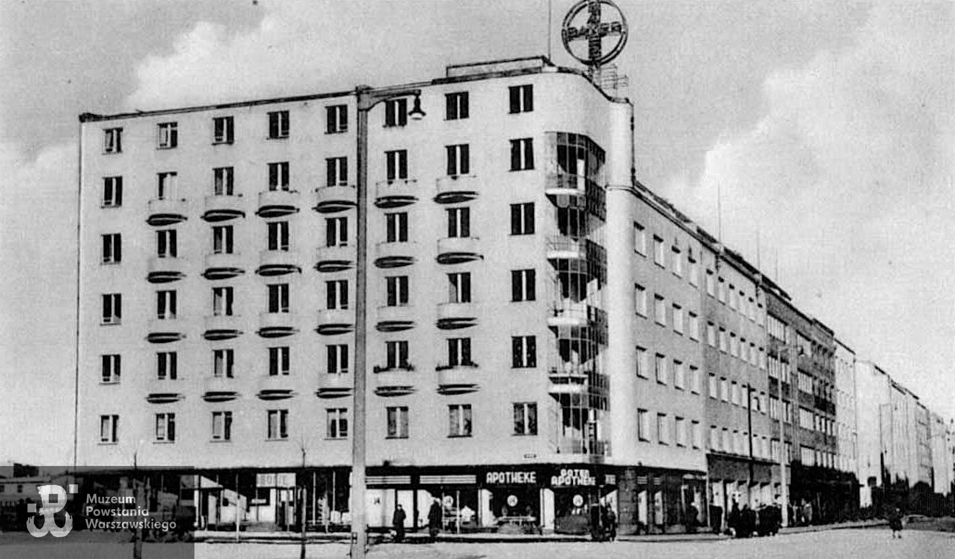 Kamienica przy ul. Świętojańskiej 122 w Gdyni,  źródło SARP Gdynia. Budynek został zbudowany w latach 1936-1937 r. dla mecenasa Antoniego Ogończyka-Blocha i architekta Leona Mazalona, który był także współautorem projektu (wraz ze Stefanem Kozińskim). To jedna z najbardziej oryginalnych kompozycji architektonicznych dwudziestolecia międzywojennego, nie tylko w skali gdyńskiej. Jej autorzy inspirowali się ekspresjonistycznymi realizacjami architektów szkoły amsterdamskiej, z tą jednak różnicą, że zamiast fasady ceglanej, zaprojektował tu jasną, odbijającą światło.