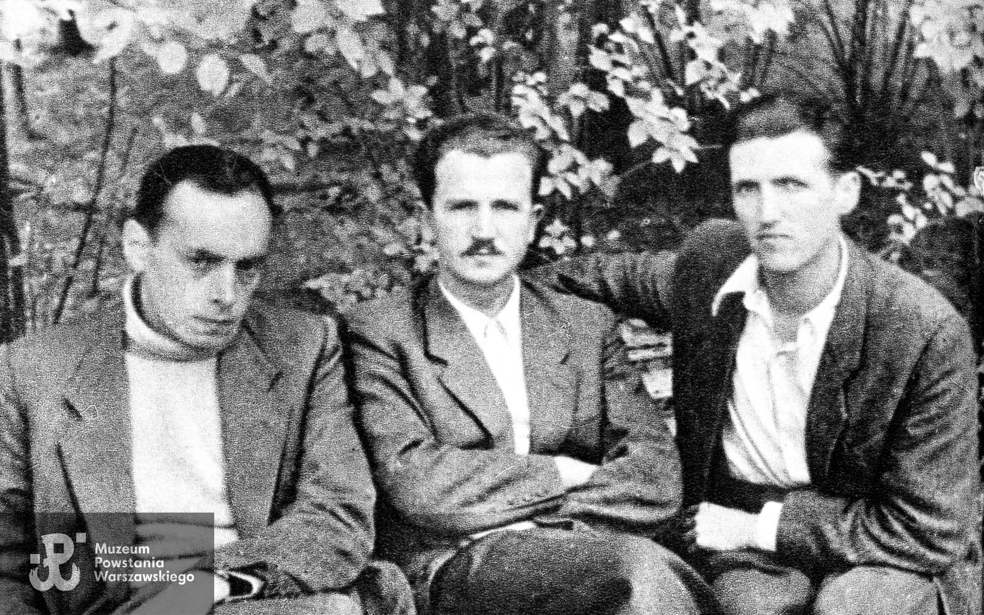 Koniec sierpnia 1944 roku - grupa mokotowska podczas pertraktacji z Węgrami. Od lewej: strz. Roman Szuchiewicz „Szerszeń”, ppłk. ks. dr Jan Stępień  „Szymon„ i plut. Tadeusz Dzierżykray-Rogalski ”Mściwój„. Zdjęcie ukazało się w książce Lesława M. Bartelskiego ”Mokotów 1944", skan  udostępnił p. Krzysztof Szuchiewicz, syn Romana Szuchiewicza ps. „Szerszeń”