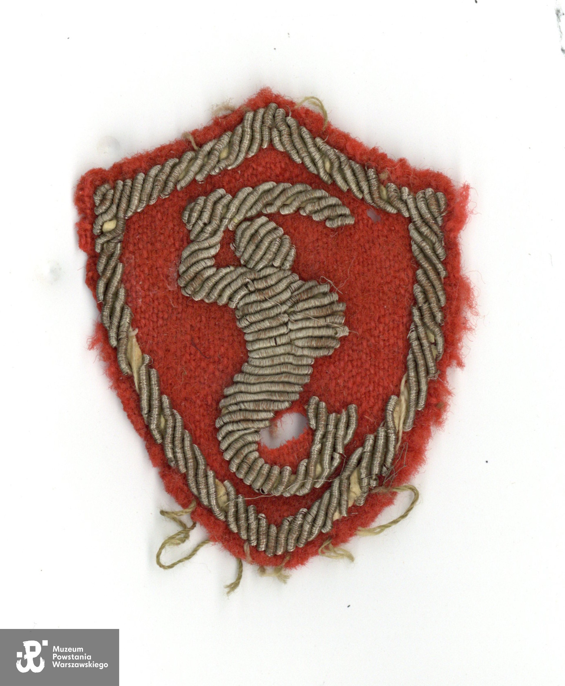 Należąca do Stanisława Kawińskiego ps. Bazyli czerwona naszywka mundurowa z syrenką warszawską - 2 Korpus Polski  PSZ. Zbiory rodzinne