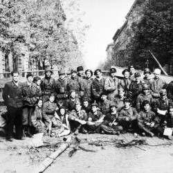 Fotografia z Powstania Warszawskiego. Śródmieście Południowe, ulica Krucza. Powstańcy Kompanii Harcerskiej batalionu 