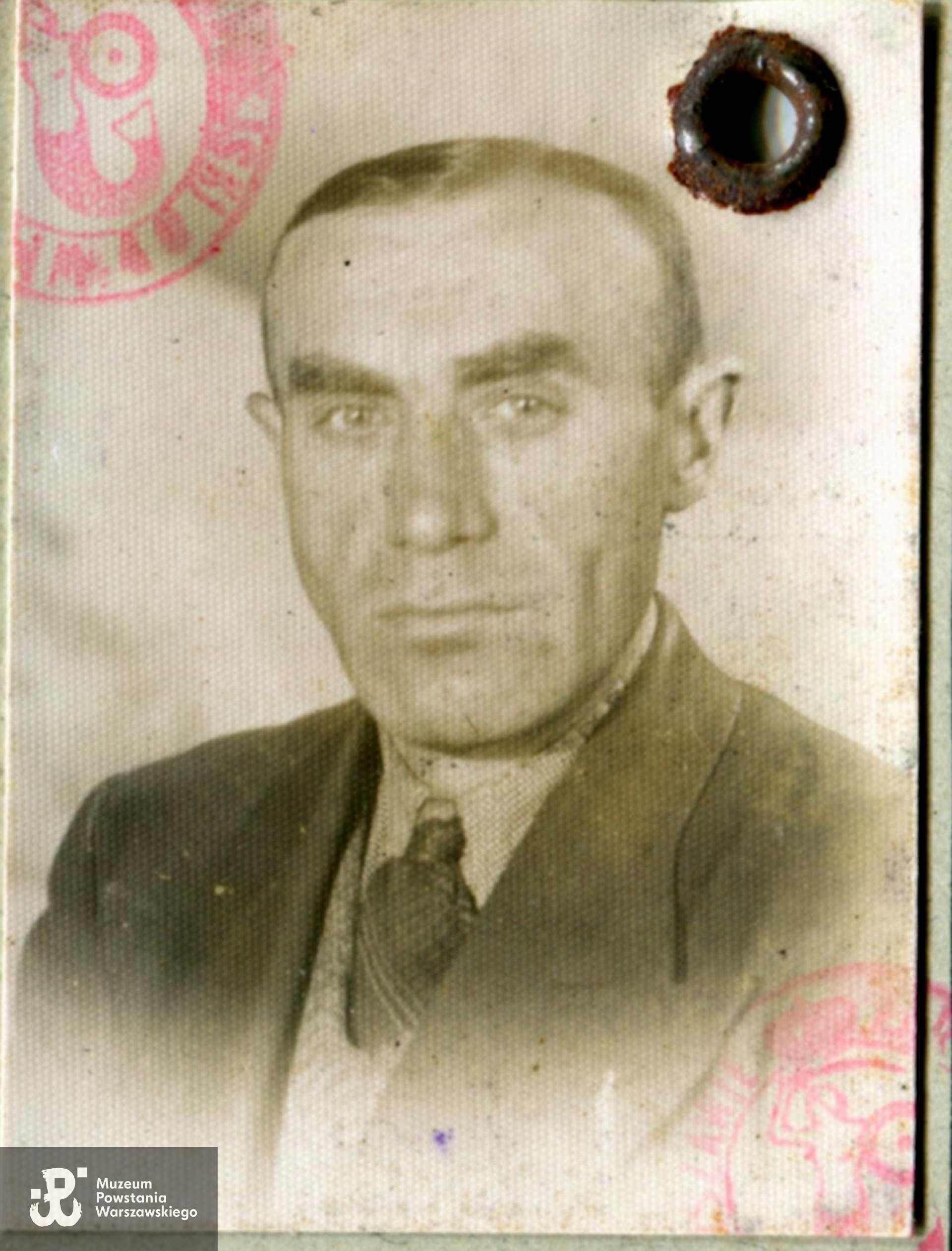 st. wachm. Roch Kafarowski "Ksawery". Fotografia z dokumentów z okresu okupacji niemieckiej. Skan:  materiały do Słownika Uczestników PW, Pokój Kombatanta MPW