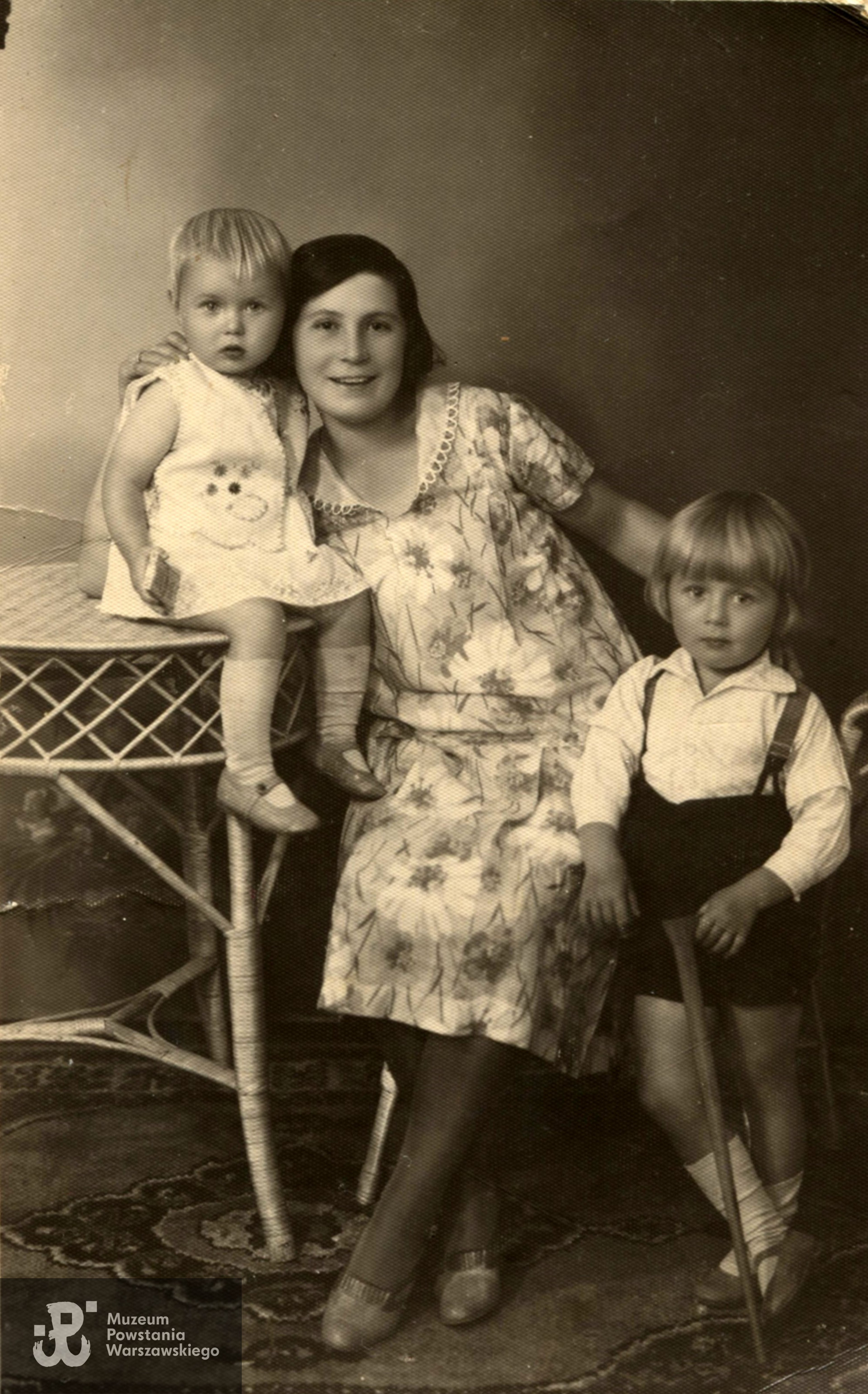 Jerzy Hauzer w dzieciństwie, widoczny po prawej stronie z ciupagą. Skan: Muzeum Powstania Warszawskiego, materiały do Słownika Biograficznego Uczestników PW, Teczki personalne - zasób Pokoju Kombatanta MPW