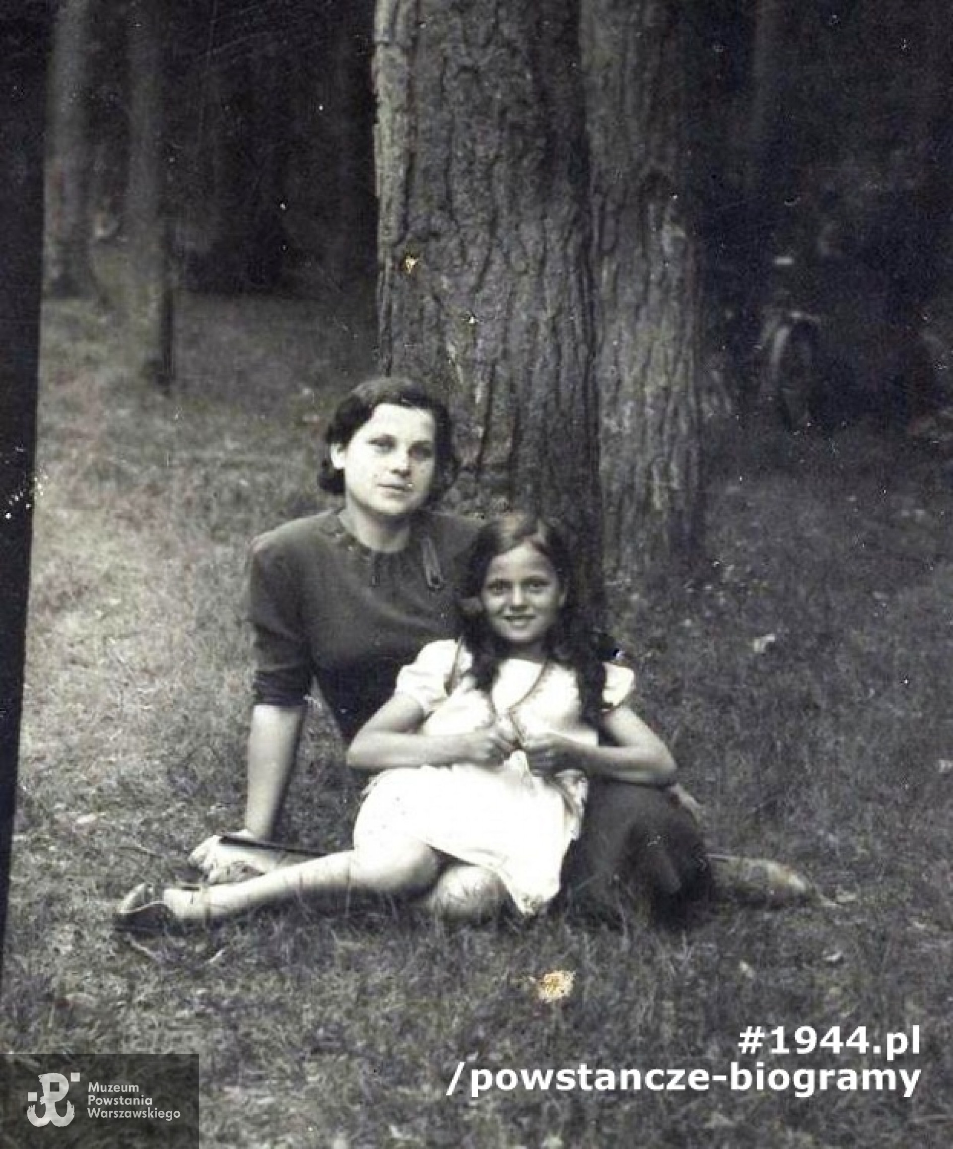 Lidia Andruszkiewicz ze starszą siostrą Wacławą. Fot. udostępnił Bogusław Lenarczyk [XI.2012]