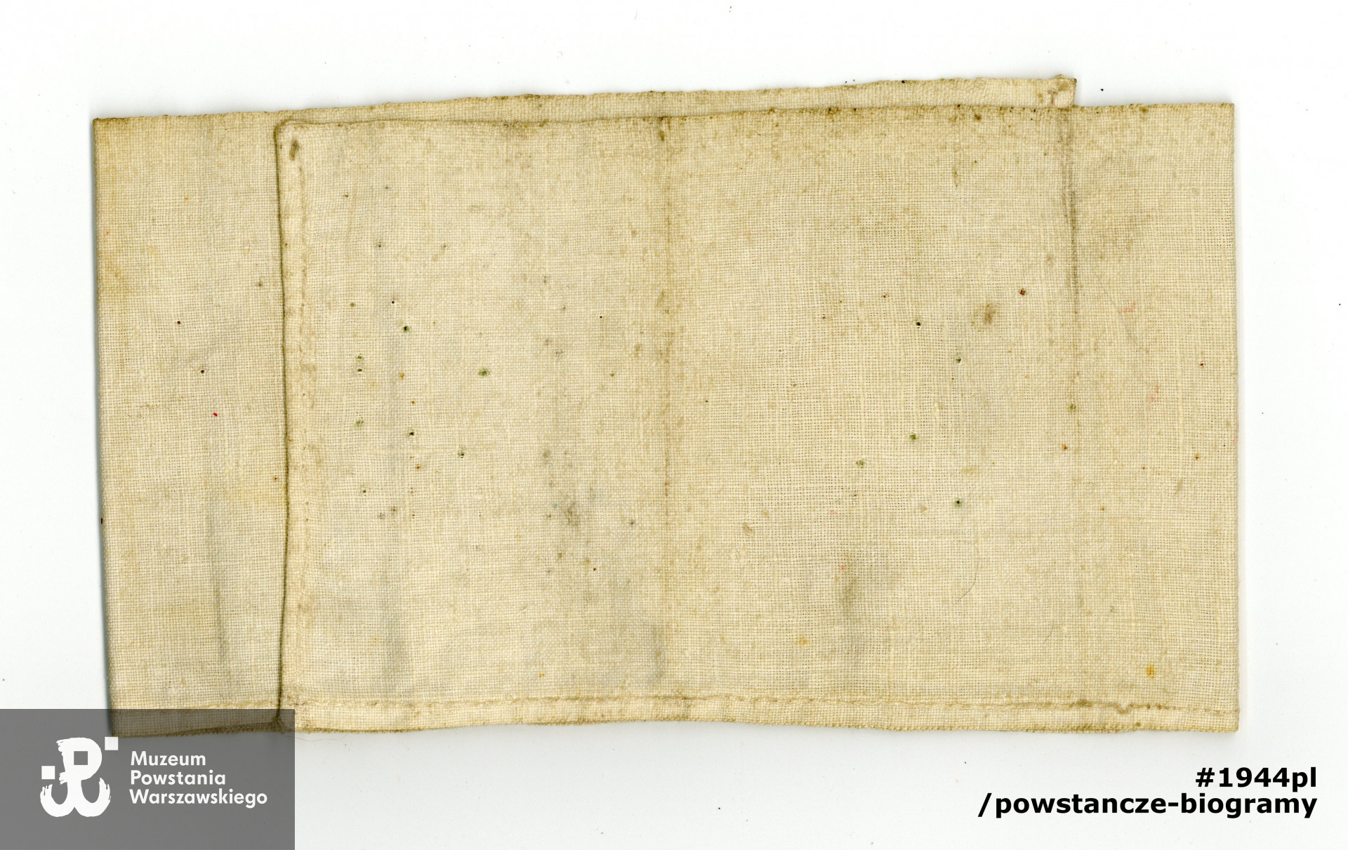 Opaska sanitarna z czerwonym krzyżem należąca do Anny Budzyńskiej z d. Chyckiej. Ze zbiorów Muzeum Powstania Warszawskiego, sygn. P/9308