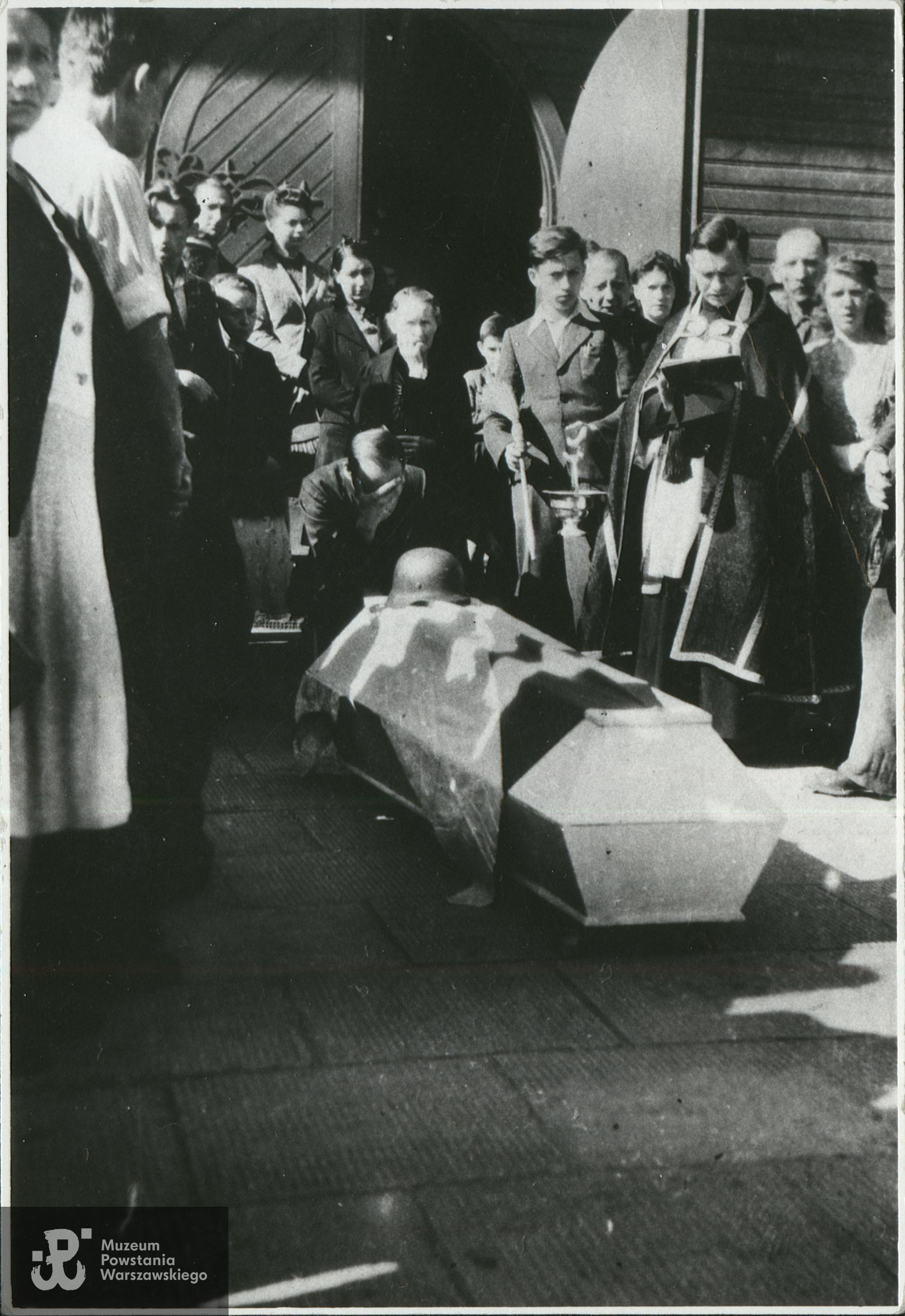 Ksiądz Wacław Szelenbaum nad trumną Sławka Klejmenta przed kościołem parafialnym w Legionowie, 5 sierpnia 1944 r. . Fot. e zbiorów Muzeum Historycznego w Legionowie.