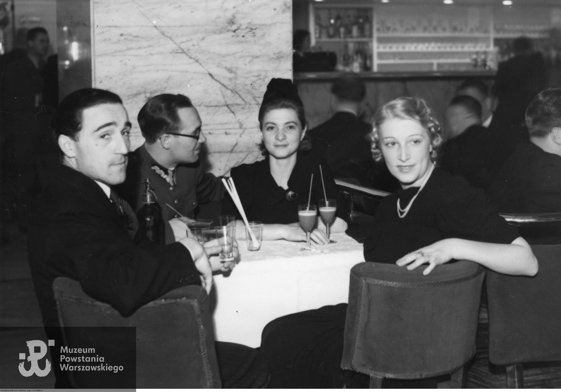 Bal artystów w Warszawie. Widoczne przy stoliku aktorki: Zofia Sykulska (z prawej) i Helena Kamińska. Fot. ze zbiorów Narodowego Archiwum Cyfrowego <i> www.audiovis.nac.gov.pl</i> - Koncern Ilustrowany Kurier Codzienny - Archiwum Ilustracji