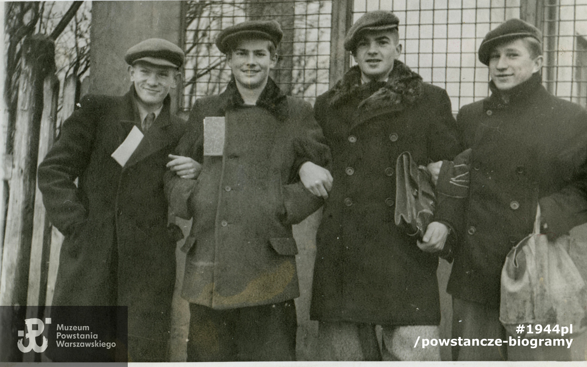 Tajne komplety. Stoją od lewej: Czesław Chruściński, Zbigniew Złotnicki, Jan Stefaniak, Lech Sedlaczek. Fot. z archiwum rodzinnego p. Lecha Sedlaczka ps. Hak