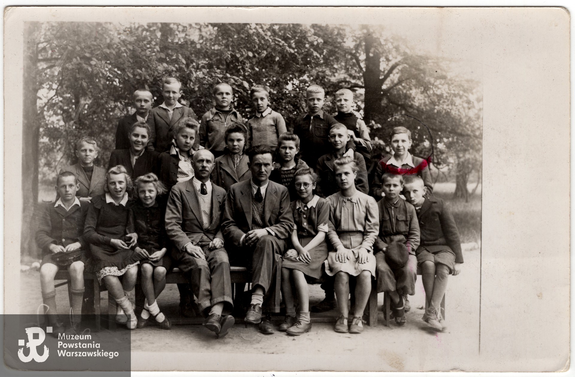  Leonard Kapiszewski w drugim rzędzie, po prawej, zaznaczony. Fot. ze zbiorów prywatnych  Powstańca, udostępnił p. Leonard Kapiszewski ps. Ryś.
