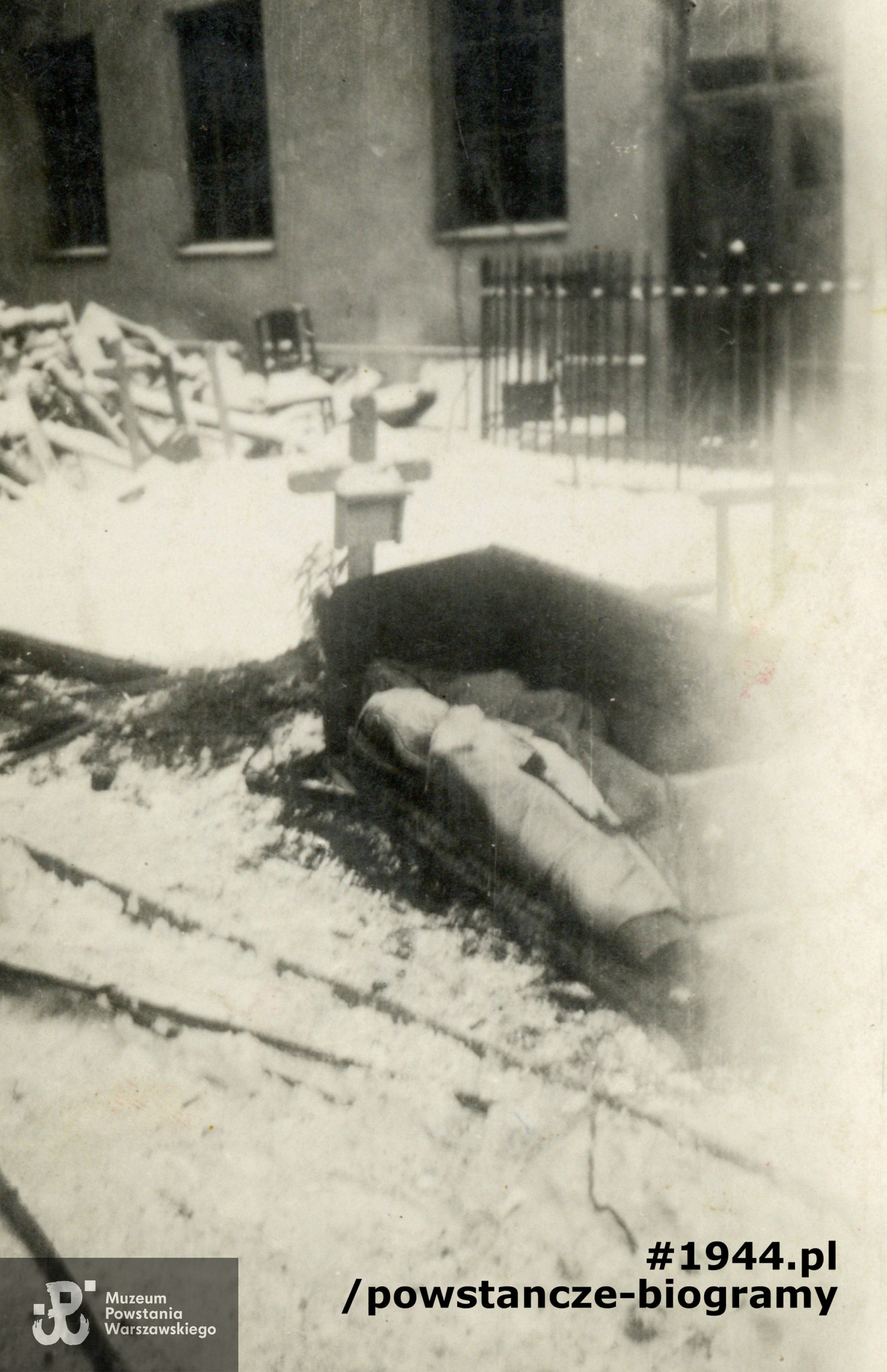 9 marca 1945 roku - ekshumacja zwłok Bolesława Kozaka z mogiły tymczasowej przy ul. Żurawiej 8. Fot. ze zbiorów Muzeum Powstania Warszawskiego, sygn. P/7641/13, dar  p. Teresy Opalińskiej