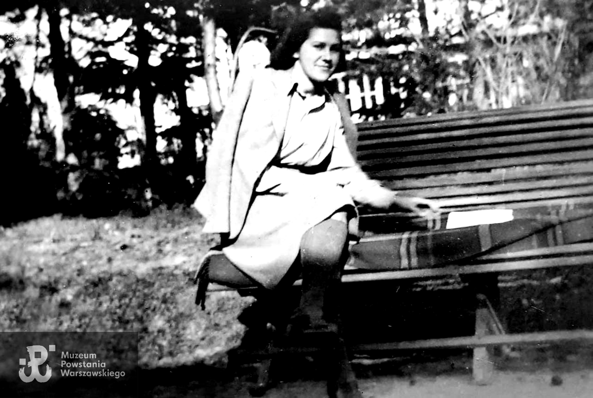 Anna "Hanka" Jastrzębska, fotografia z okresu okupacji niemieckiej. Ze zbiorów rodzinnych p. Andrzeja Jastrzębskiego, przyrodniego brata Anny