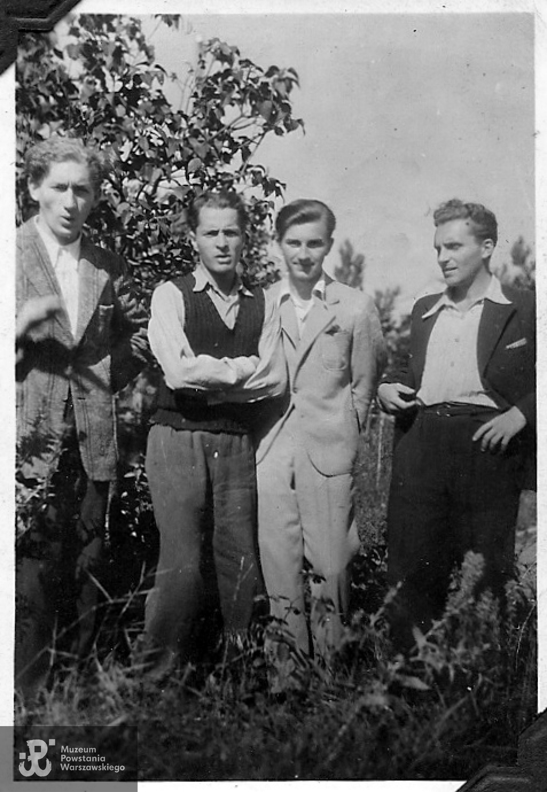 Tuż przed wybuchem Powstania Warszawskiego - koniec lipca 1944 r.  - na zdjęciu m. in. Witold Komar ( drugi od prawej)  i Henryk Ebinger (w ciemnej kamizelce). Ze zbiorów MPW / przekazała Wanda Grobelkiewicz.