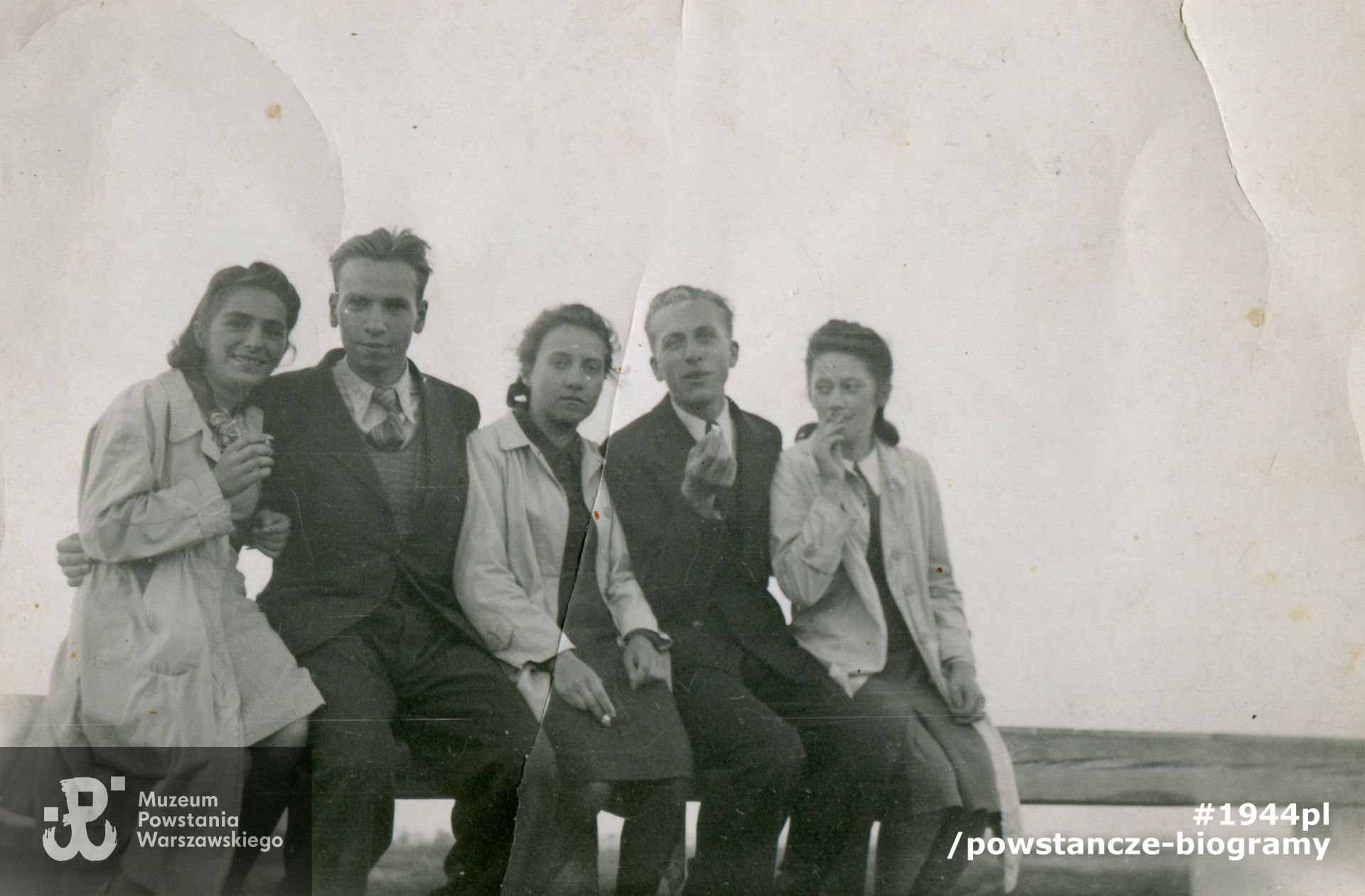 Fotografia z okresu okupacji niemieckiej. Widoczni od lewej: <a href =  halina-stefaniak,42319.html> Halina Stefaniak “Ela”</a>, <a href =  eugeniusz-piasecki,34195.html> Eugeniusz Piasecki „Konrad”</a>  (poległ we wrześniu1944 roku na Mokotowie),  siostra Eugeniusza – Basia (<a href =  celina-piasecka,34967.html> Celina Barbara Piasecka  </a> po wojnie Piskorska), Lutek Szymański, Zenia (NN) Fot. z archiwum rodzinnego p. Lecha Piskorskiego.