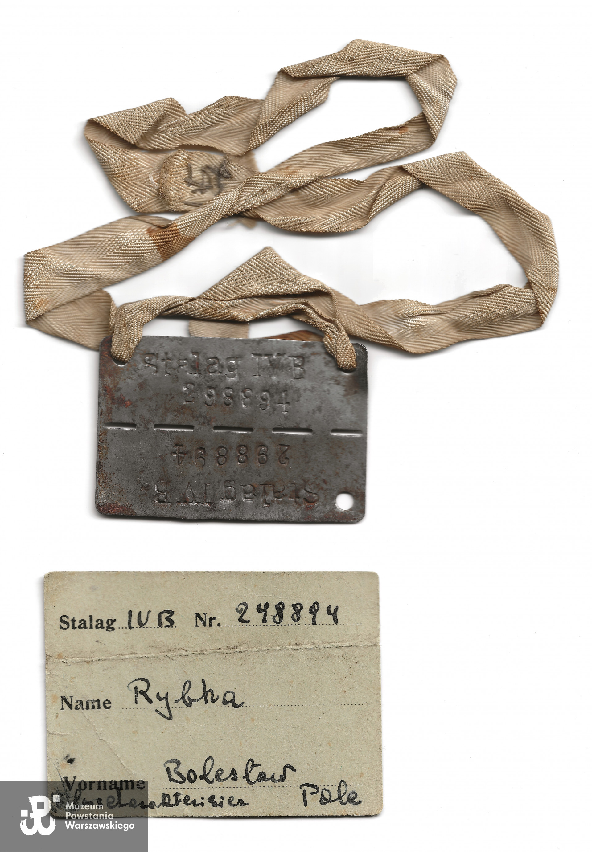 Nieśmiertelnik obozowy i numer jeniecki Bolesława Rybki "Billa" na tekturce. Ze zbiorów rodzinnych Bolesława Rybki "Billa", skan udostępnił p. Witold Rybka, syn Powstańca