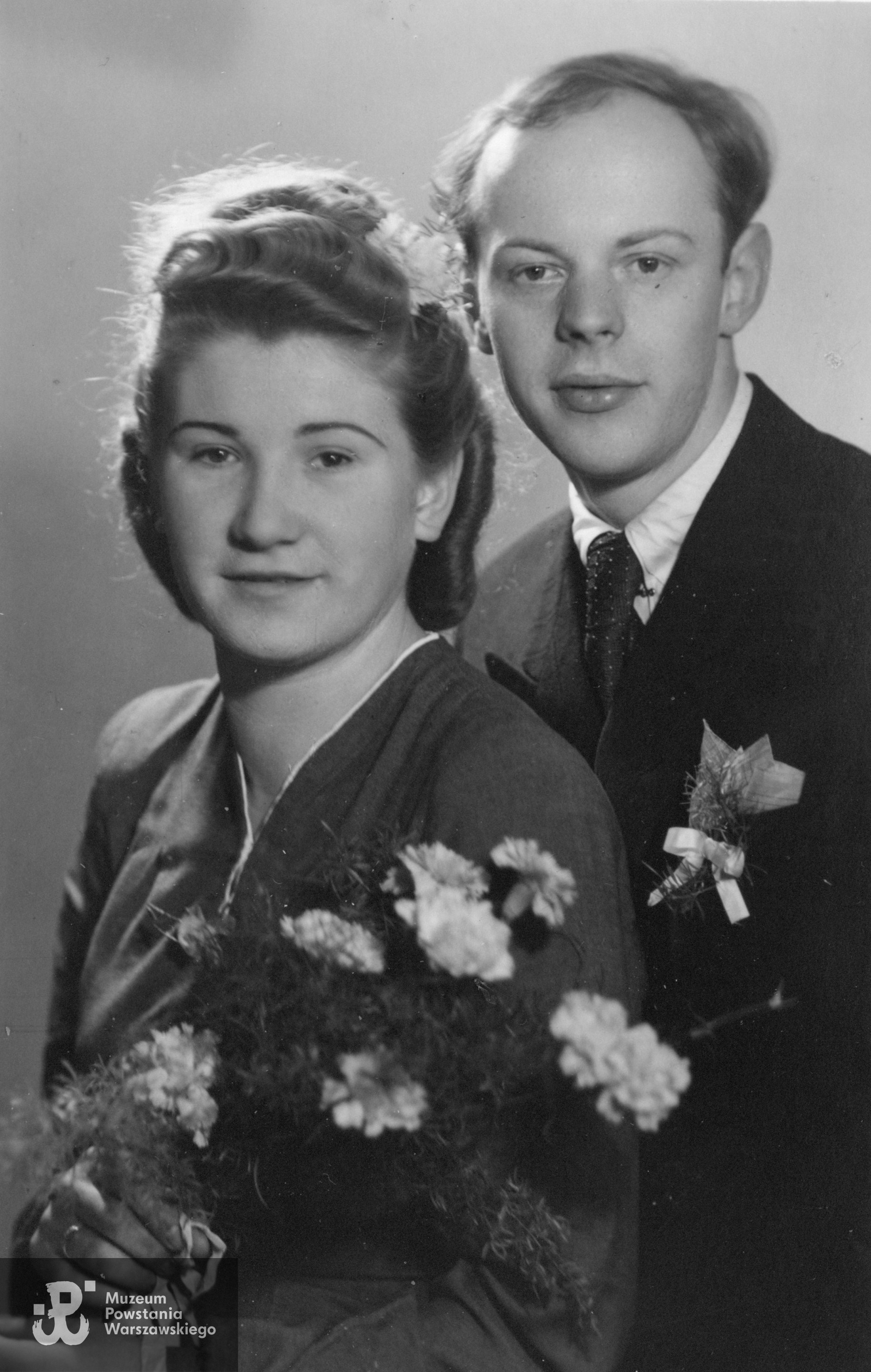 Fotografia ślubna wykonana w Pruszkowie w grudniu 1945 roku, przedstawiająca 19-letnią Janinę Chomentowską z Kominków i 23-letniego Tadeusza Chomentowskiego. Fot. ze zbiorów rodzinnych p. Elżbiety Kozikowskiej z d. Chomentowskiej, córki Powstańca. Skany wykonano w Muzeum Powstania Warszawskiego, 05/2023