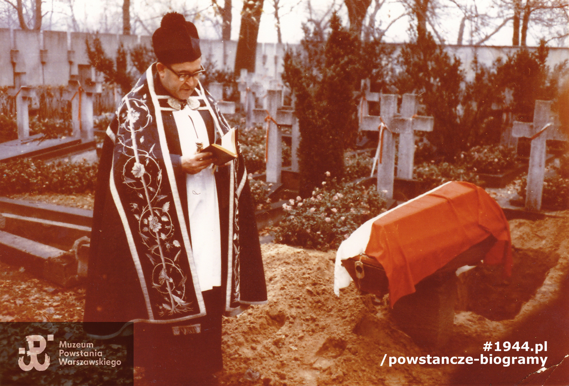 1972 rok : przywiezienie prochów Józefa Domagały „Ziutek” do Polski, uroczystoiści pogrzebowe. Fot. ze zbiorów Muzeum Powstania Warszawskiego, sygn.  P/2122, dar  p. Eugeniusza Domagało