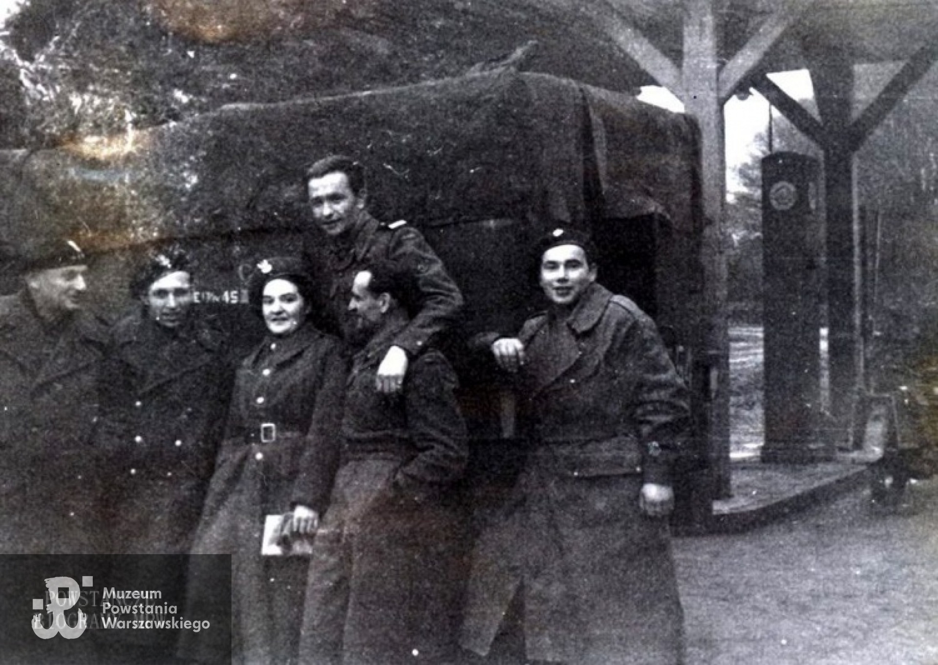 Barbara Koźmińska z kolegami prawdopodobnie w obozie polskim w Hanowerze, przed powrotem do Polski. Fot. z archiwum rodzinnego Marii Piradoff - Link / MPW