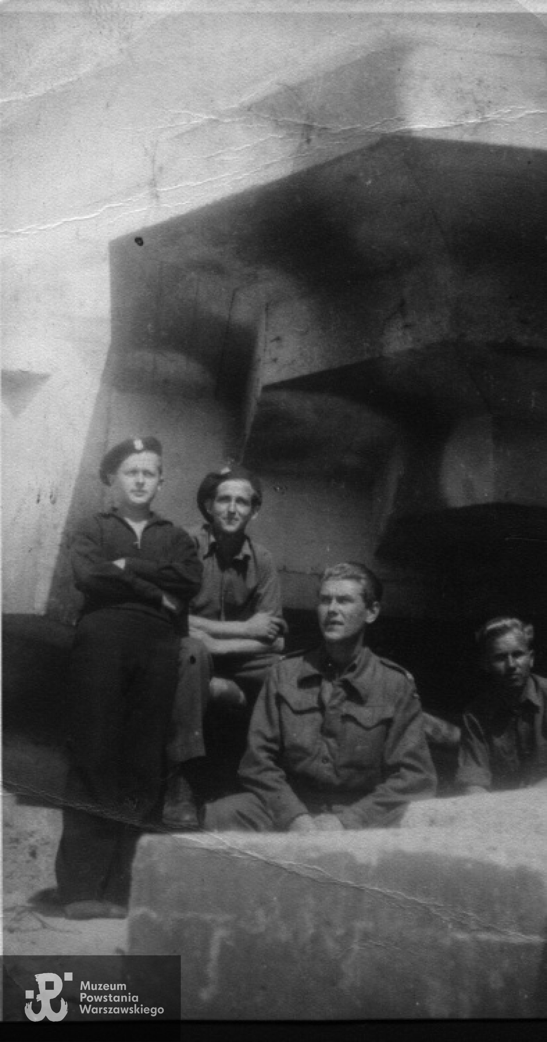 Wyspa Sylt, umocnienia Wału Atlantyckiego od strony zachodniej. Stefan Tamowicz - pierwszy z prawej. Zdjęcie wykonano prawdopodobnie 20.08.1945