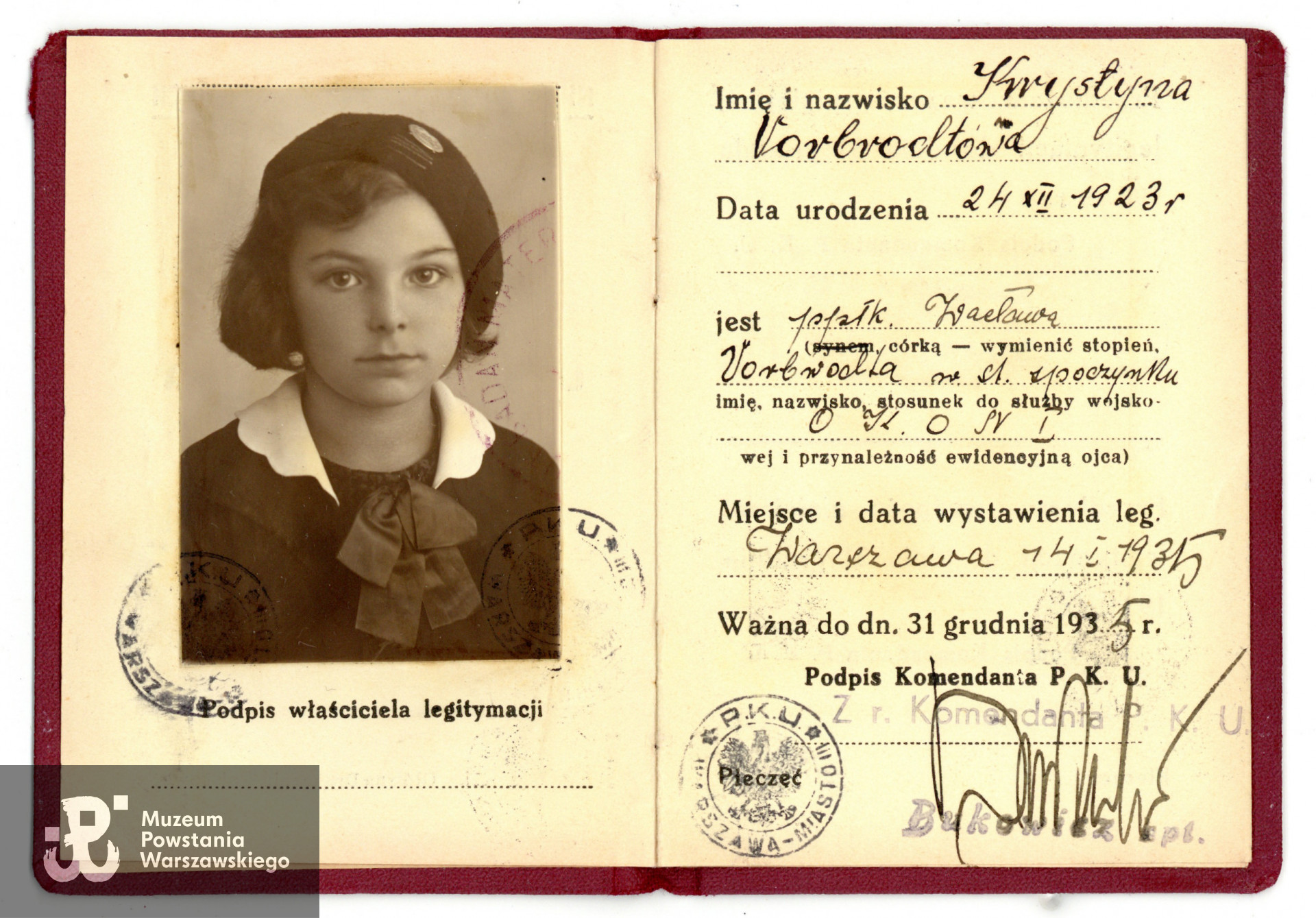 Zaświadczenie wystawione przez Komendanta PKU dla Krystyny Vorbrodtówny, córki ppłk, Wacława Vorbrodta. Ze zbiorów Muzeum Powstania Warszawskiego - materiały Ewy Orlikowskiej - Krasnowolskiej