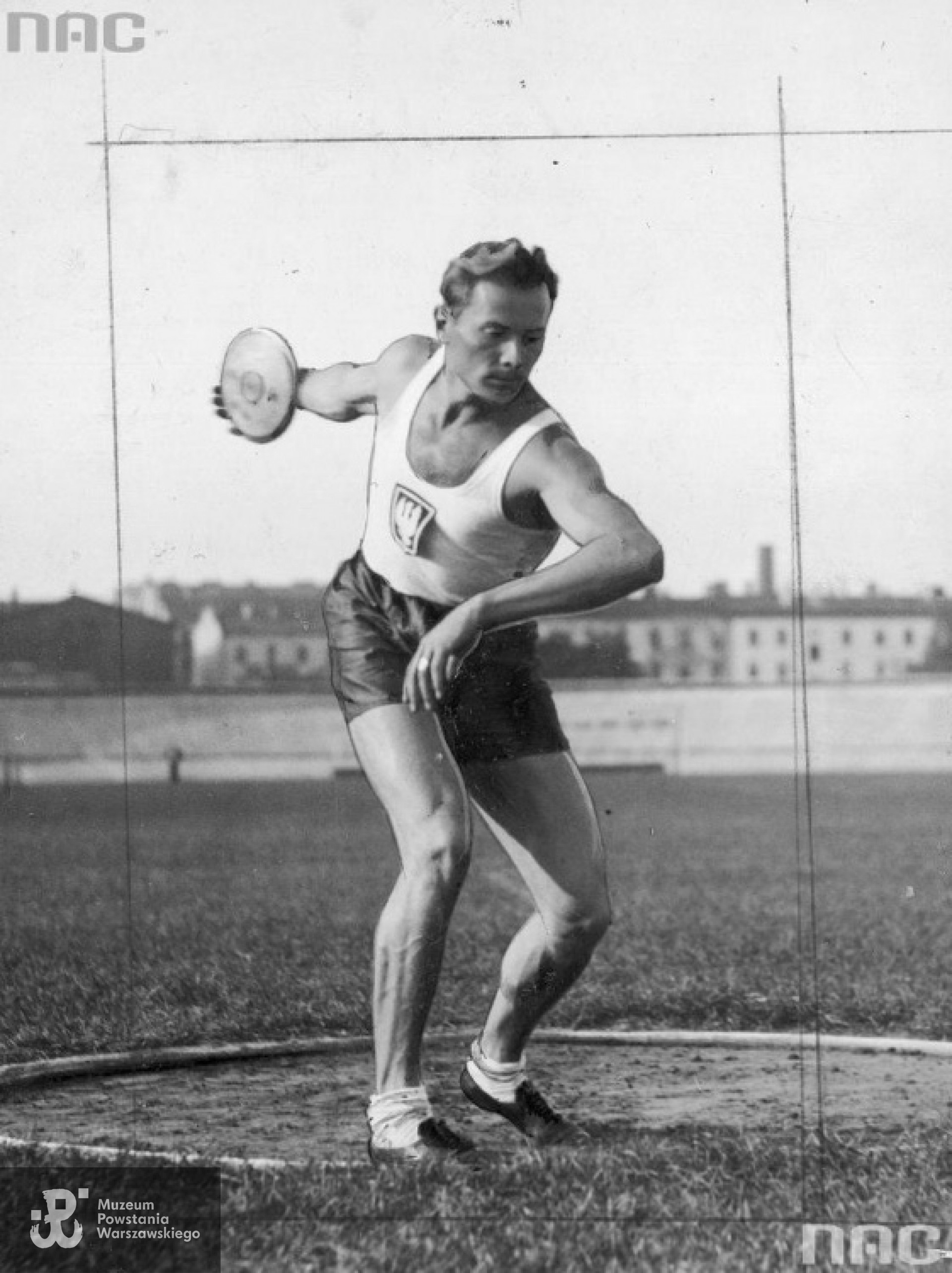 I Igrzyska Sportowe Polaków z Zagranicy zorganizowane z okazji II Zjazdu Polaków z Zagranicy - lipiec 1934 roku. Zygmunt Siedlecki w rzucie dyskiem. Fot. ze zbiorów NAC