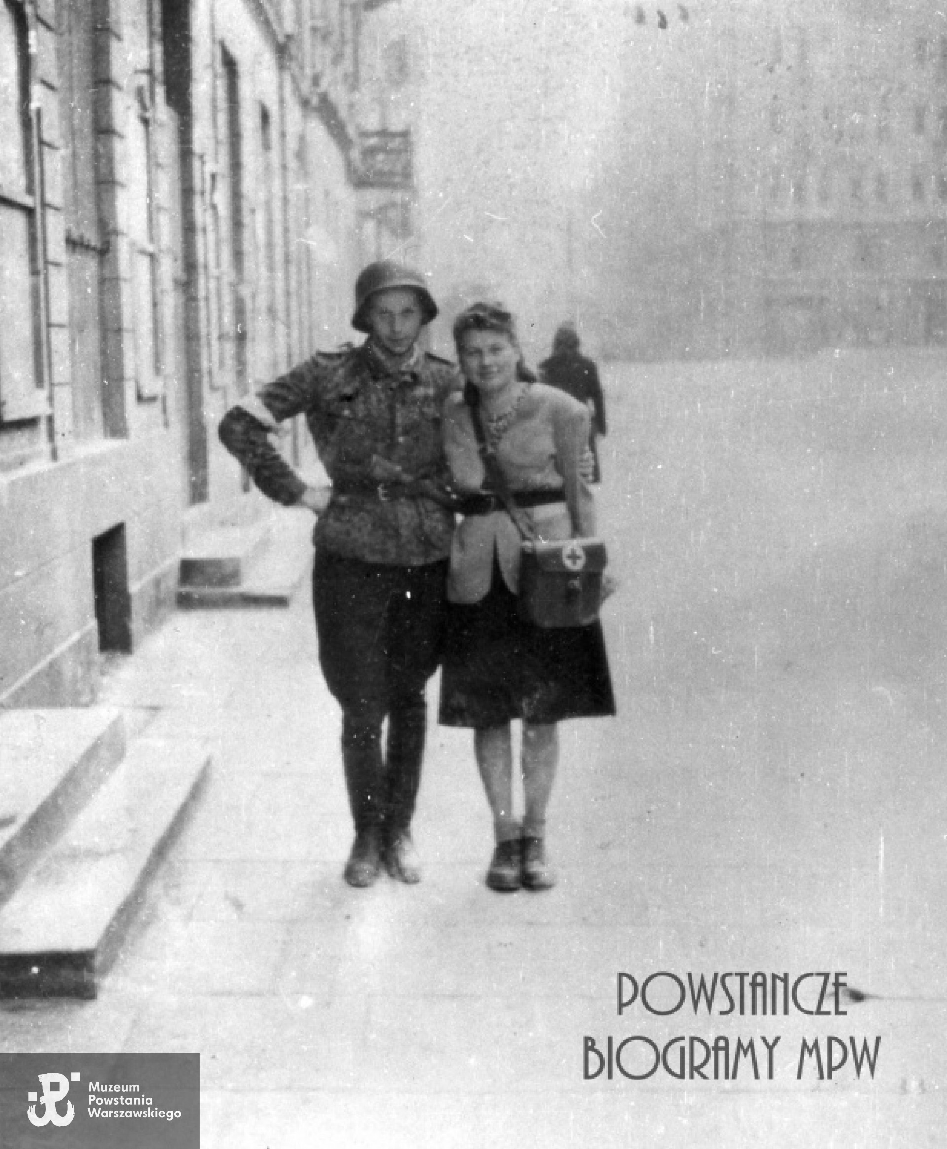 Fotografia z Powstania Warszawskiego. Sanitariuszka Barbara Pieczyrak  ps. "Bojanowska" po mężu Rygiel -  patrolowa 109 plutonu 2. kompanii  Krybara,  uczestniczka walk o Uniwersytet Warszawski. Obok nierozpoznany powstaniec. Fot. ze zbiorów Muzeum Powstania Warszawskiego, sygn.  MPW-IK/2951