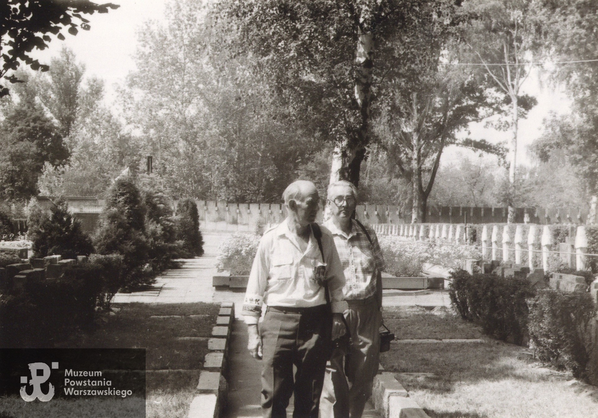 Dwaj Powstańcy warszawscy - Jan Zawada (z lewej) i Ryszard Glinka (po prawej) podczas 50. rocznicy wybuchu Powstania Warszawskiego, 1994.   Fot. ze zbiorów rodzinnych, udostępniła p. Jadwiga Mioduszewska. Skany wykonano w Muzeum Powstania Warszawskiego, 12/2024