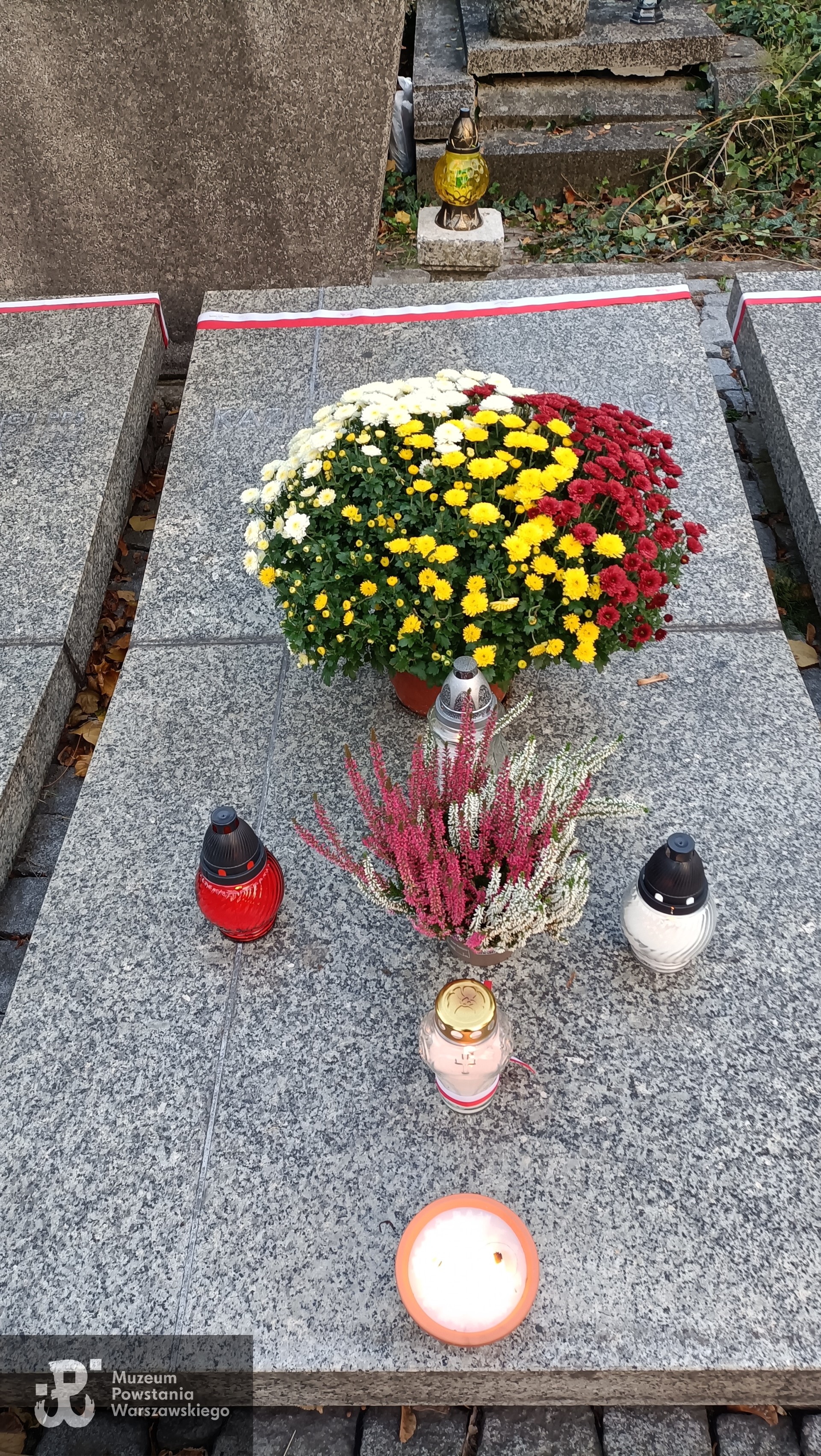 Cmentarz Bródnowski w Warszawie,  kwatera 33 C, rząd 5,  grób19 [kw. 33C - V, miejsca 12-22 - Pomnik Żołnierzy OW PPS]. Fot.  udostępniła p. Kinga Szczawińska-Janicka, prawnuczka Powstańca.