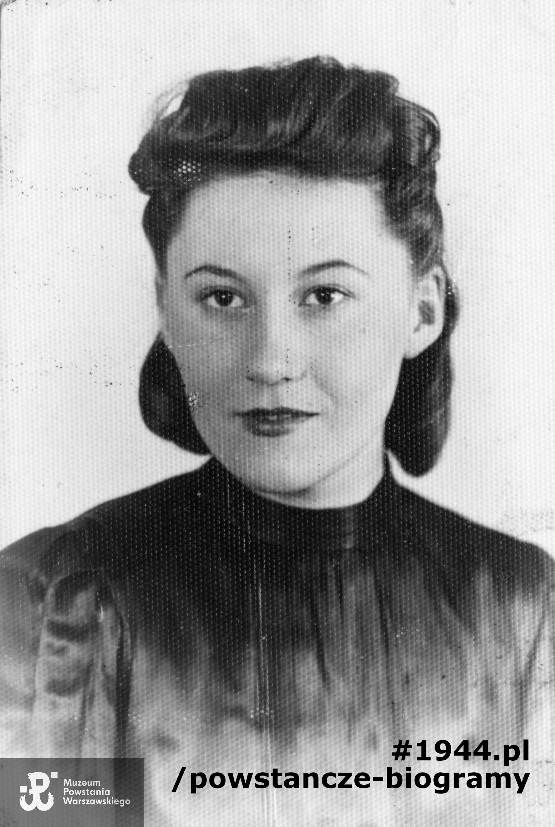  łącz. Wanda Szumarska "Maria Zabłocka" (1923-2004). Fotografia portretowa ze zbiorów Muzeum Powstania Warszawskiego, sygn. MPW-IP/5533