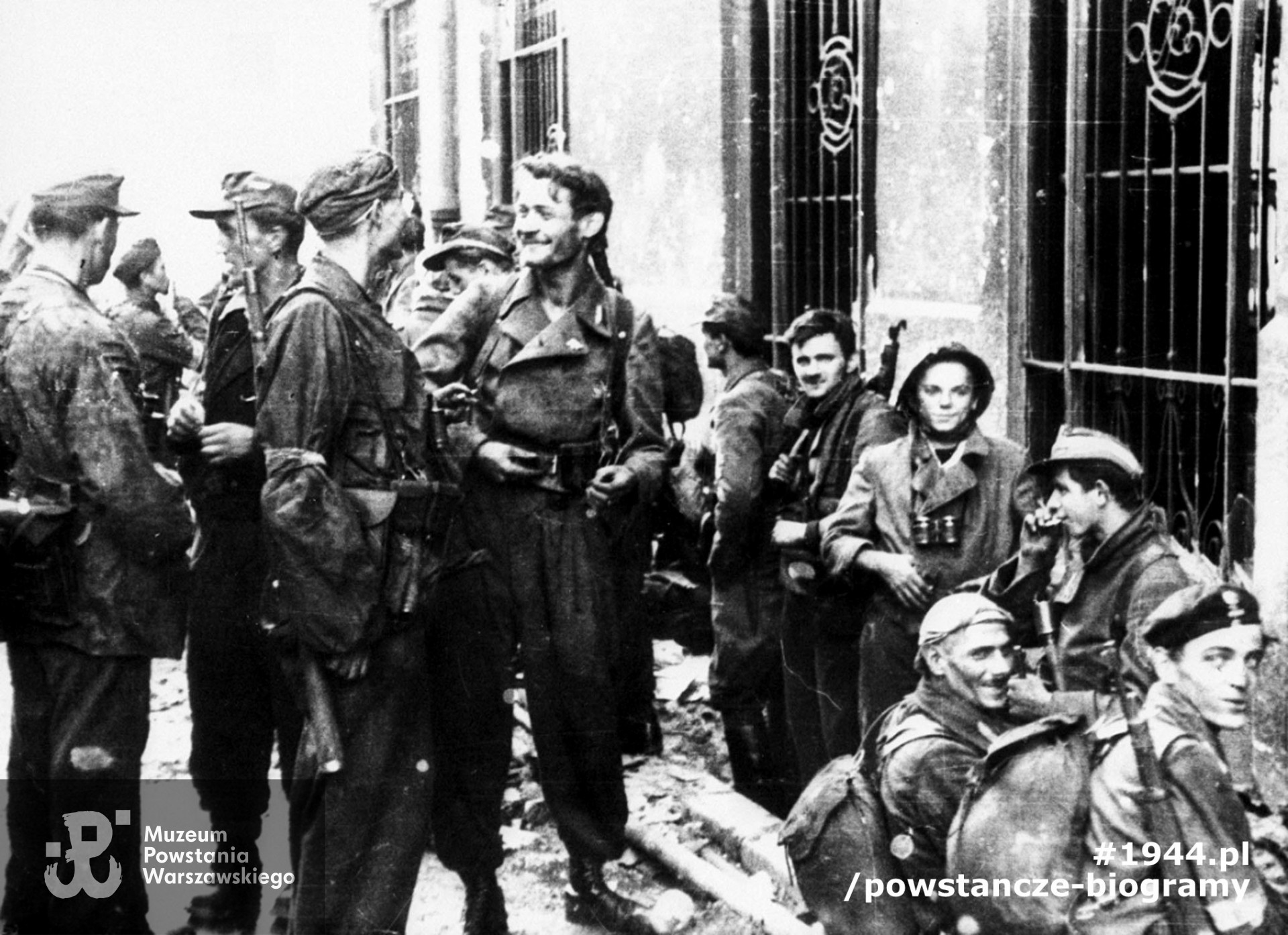 Fotografia z Powstania Warszawskiego. Śródmieście Północne. Powstańcy batalionów "Czata 49" i "Miotła" na ul. Wareckiej po ewakuacji kanałami ze Starówki. Od prawej: Mieczysław Nitecki "Orkan", NN "Wujcio" (siedzą tyłem), Kazimierz Gabara "Łuk", Mieczysław Lach "Pestka" (w hełmie z lornetką), Bogdan Ostrowski "Tygrys", NN "Franuś", NN, Tadeusz Jędrzejewski "Wszebor" (stoi bokiem, w okularach), NN, w głębi Kazimierz Jackowski "Torpeda" i Michał Panasik "Szczęsny". Ze zbiorów Muzeum Powstania Warszawskiego, sygn. MPW-IH/5763