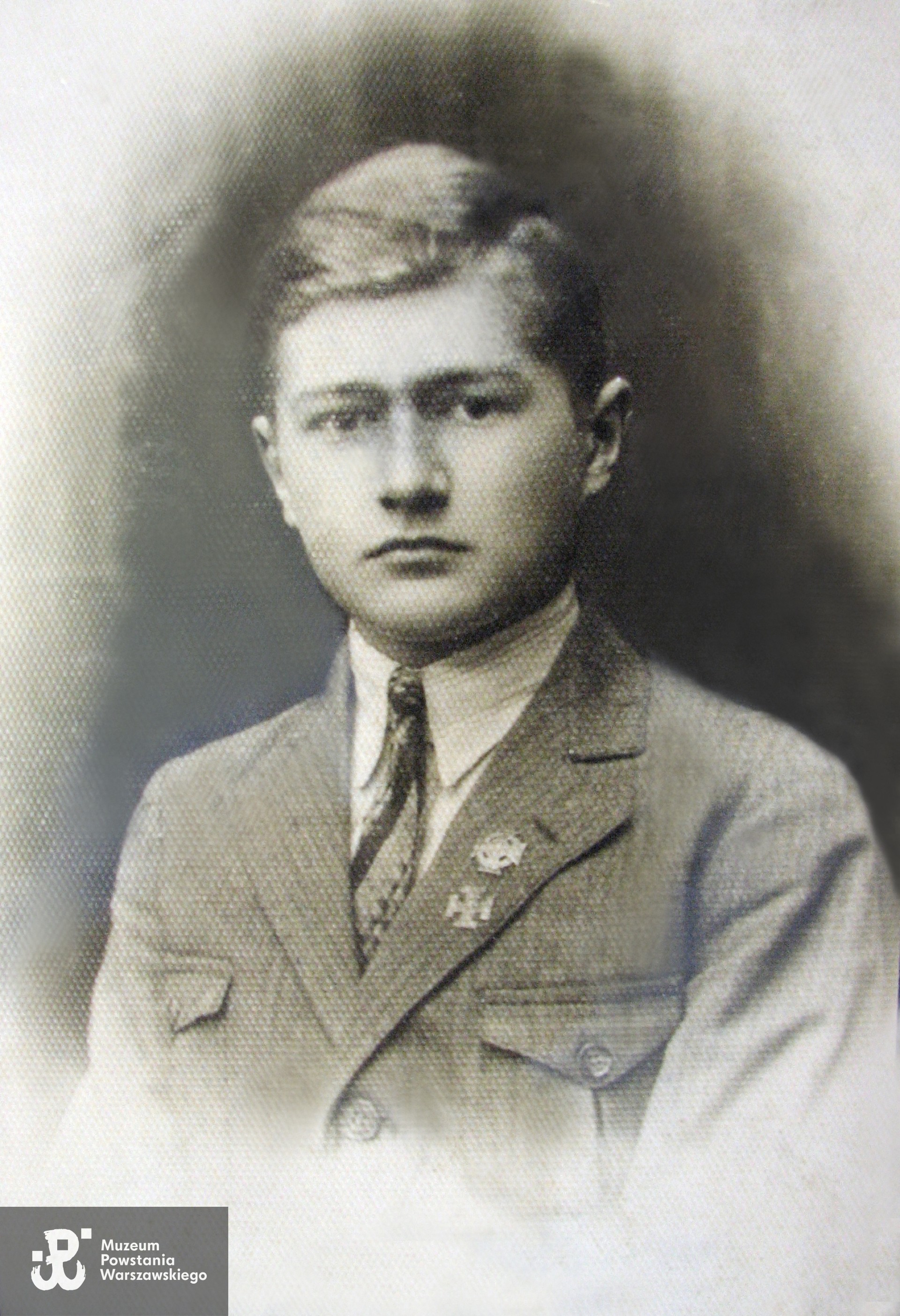 Fotografia dołączona w 1999 r. do materiałów Ankiety Uczestnika Powstania Warszawskiego - Fundacja Słownika Biograficznego PW, źródło: archiwum rodzinne Zofii Jaskólskiej z d. Jamnickiej, kserokopia: Archiwum Romualda Śreniawy-Szypiowskiego. 