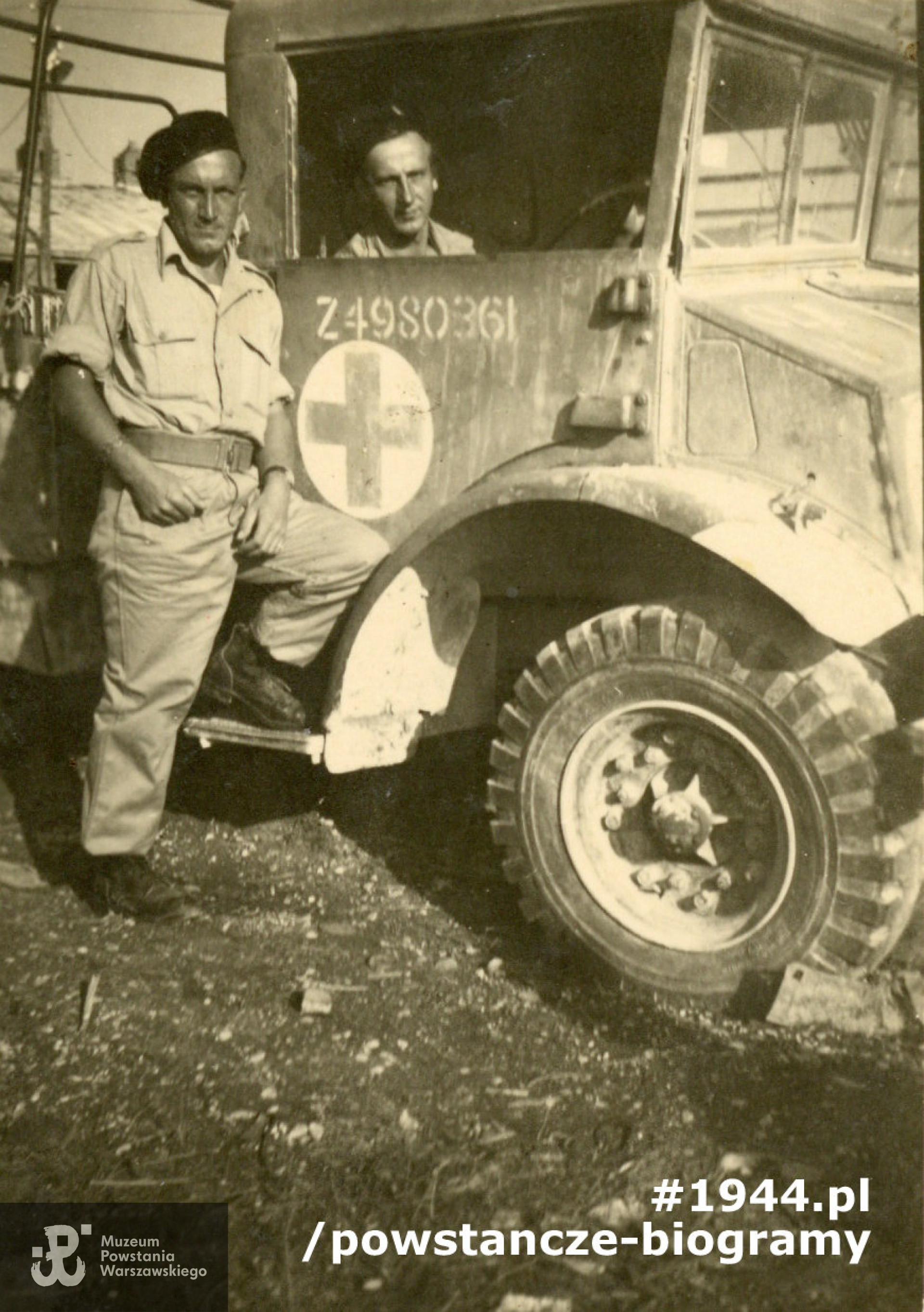 Fotografia z okresu służby w PSZ - Stanisław stojący przy samochodzie.  Ze zbiorów rodzinnych,  p. Marii i  Wojciecha Łękawskich
