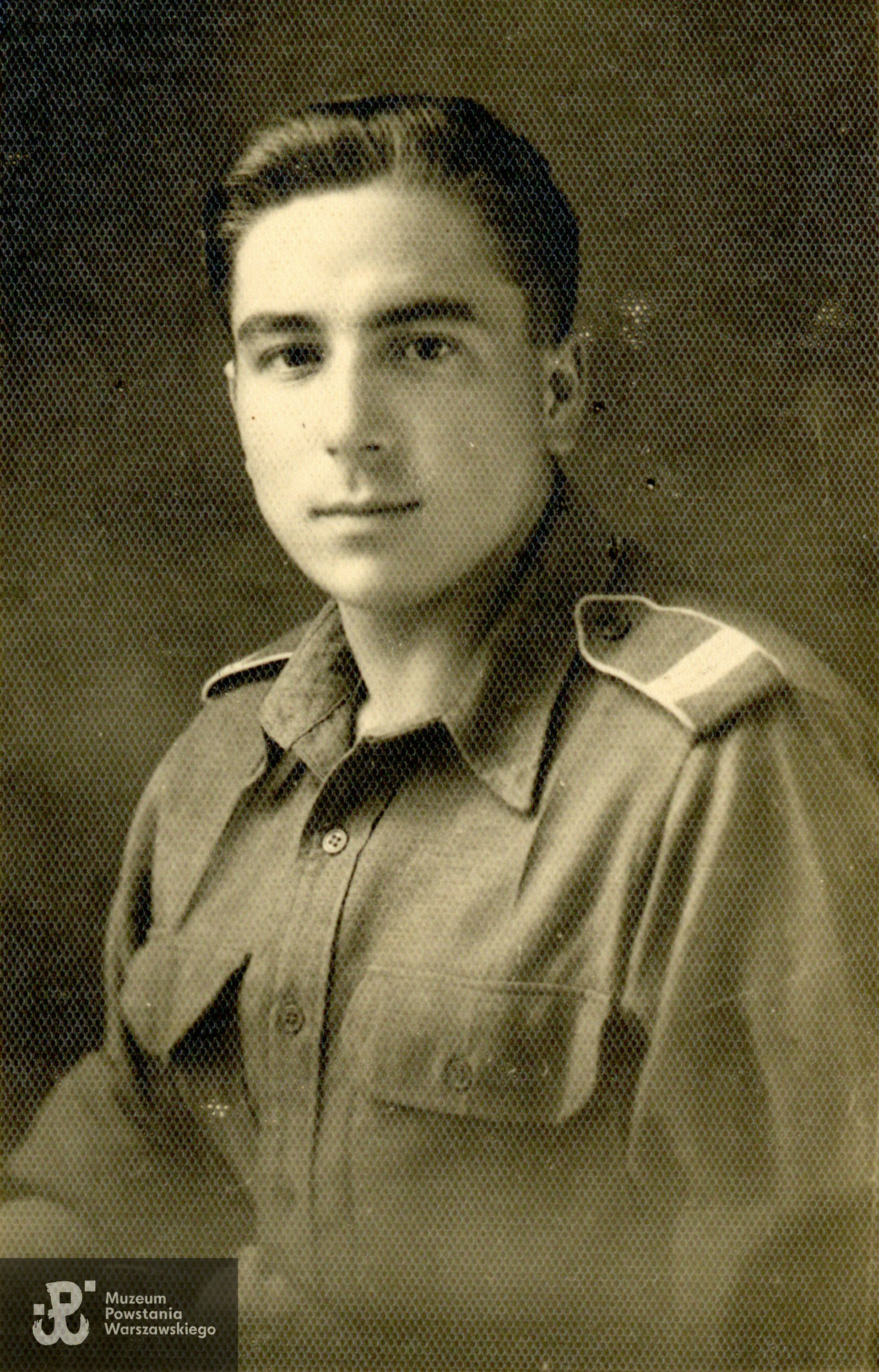 kpr. pchor. Andrzej  Ferencowicz  "Siuchaj" (1922-1987). Fot. ze zbiorów prywatnych p. Arkadiusza Kowalewskiego - spuścizna po Stanisławie Józefie Kowalewskim ps. Komar. Skan wykonano w Muzeum Powstania Warszawskiego, 08/2022