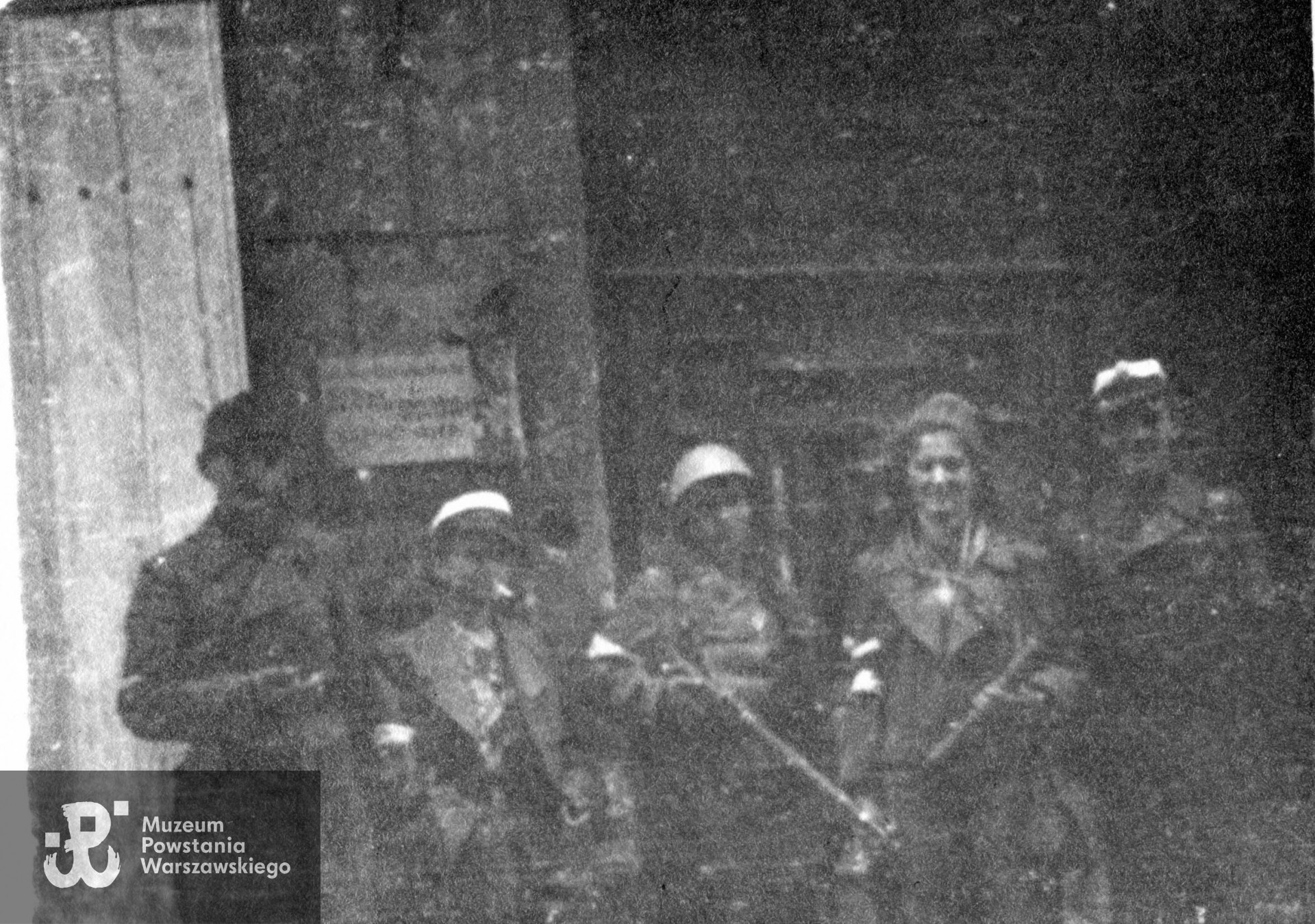 Fotografia autorstwa Zbigniewa Grochowskiego wykonana podczas Powstania Warszawskiego. Fot. ze zbiorów Muzeum Powstania Warszawskiego, sygn. MPW-IP/2697 (MPW-GI-4000/15/06)