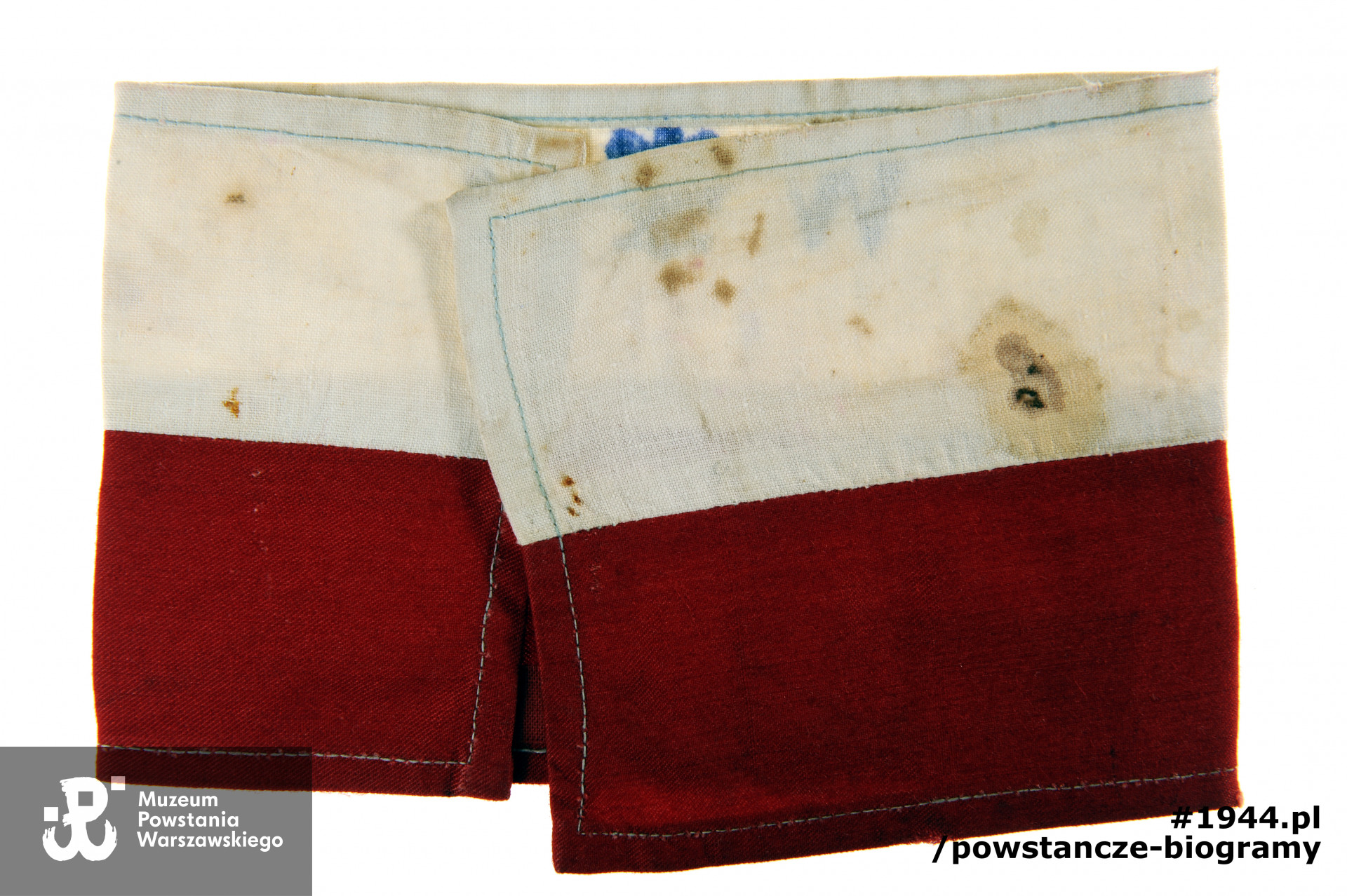 Opaska powstańcza należąca do Krystyny Friedwald ps. "Mewa" "Krysia". Ze zbiorów Muzeum Powstania Warszawskiego, sygn.  P/4625 - M/708.