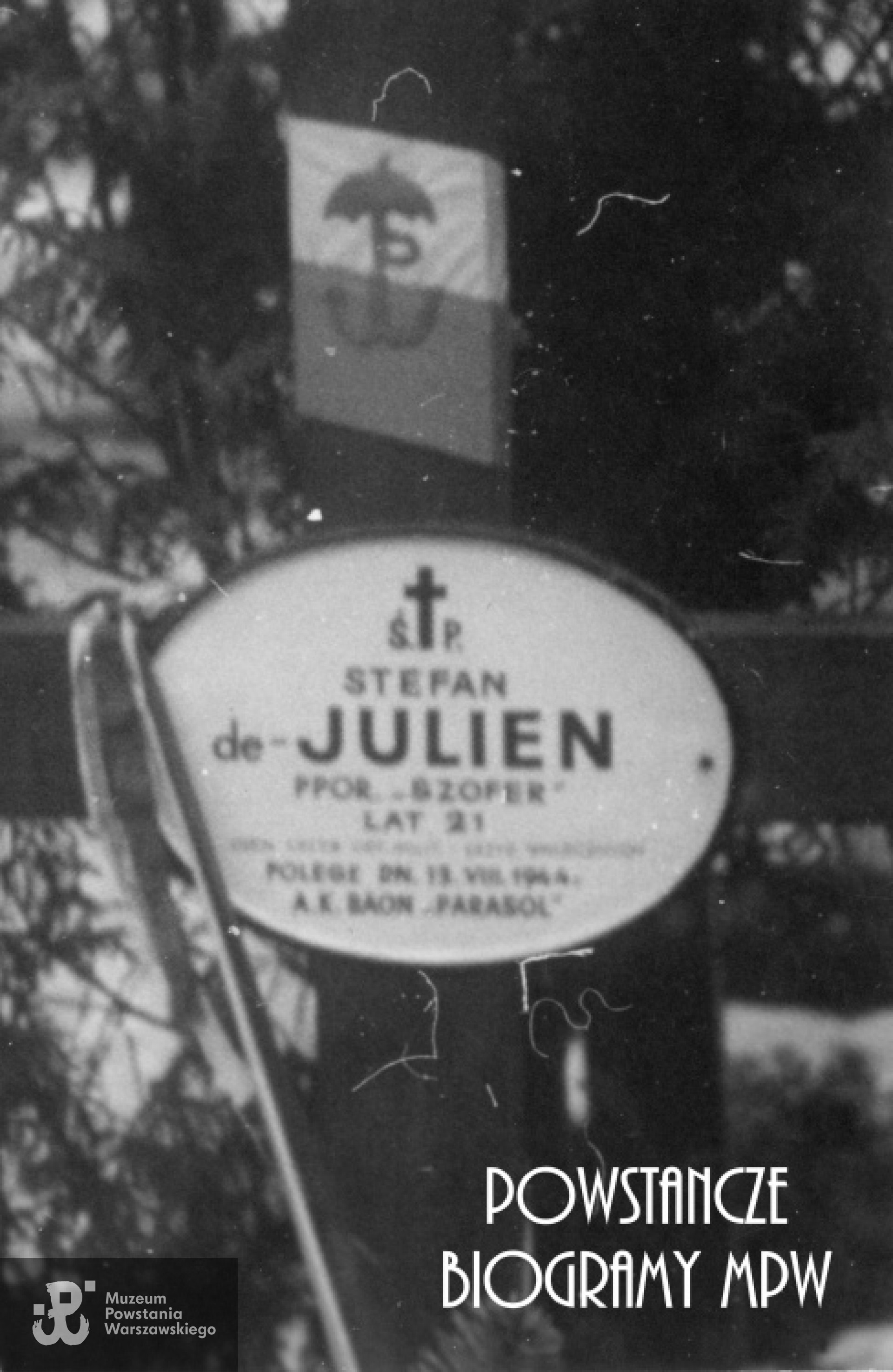 Mogiła Stefana de Julien na Cmentarzu Wojskowym na Powązkach - zdjęcie archiwalne. Fot. ze zbiorów Muzeum Powstania Warszawskiego, sygn. P/228