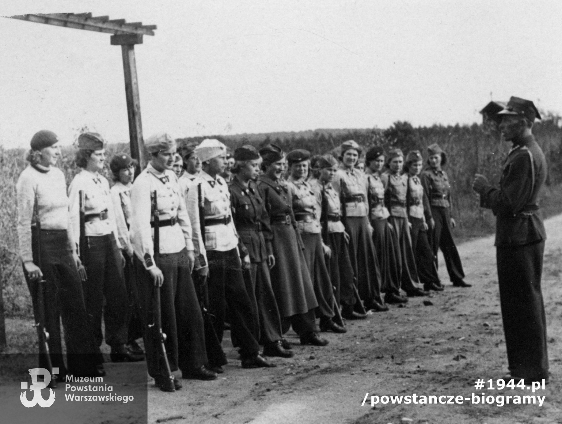 Obóz Przysposobienia Wojskowego Kobiet w Spale, sierpień 1939 roku. Widoczne na zdjęciu:  Róża Giergielewicz, Nela Garczyczkiewicz, Zofia Zielińska [Kiernikówna], Zofia Kuczyńska, Maria Nowicka, Natalia Żukowska. Fot. ze zbiorów Muzeum Powstania Warszawskiego, sygn. P/8912/17
