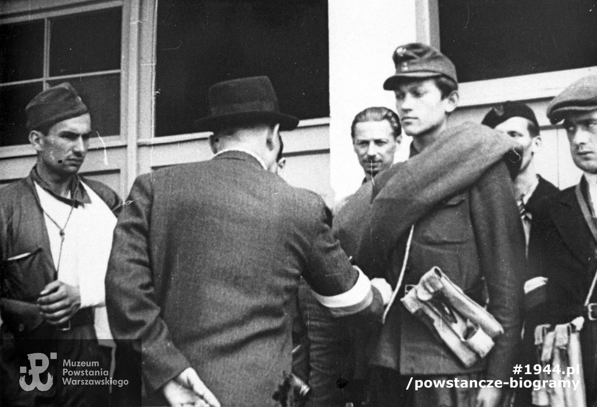 Zdjęcie filmowe z Powstania Warszawskiego autorstwa Romana Banacha ps. "Świerk". Ze zbiorów Muzeum Powstania Warszawskiego