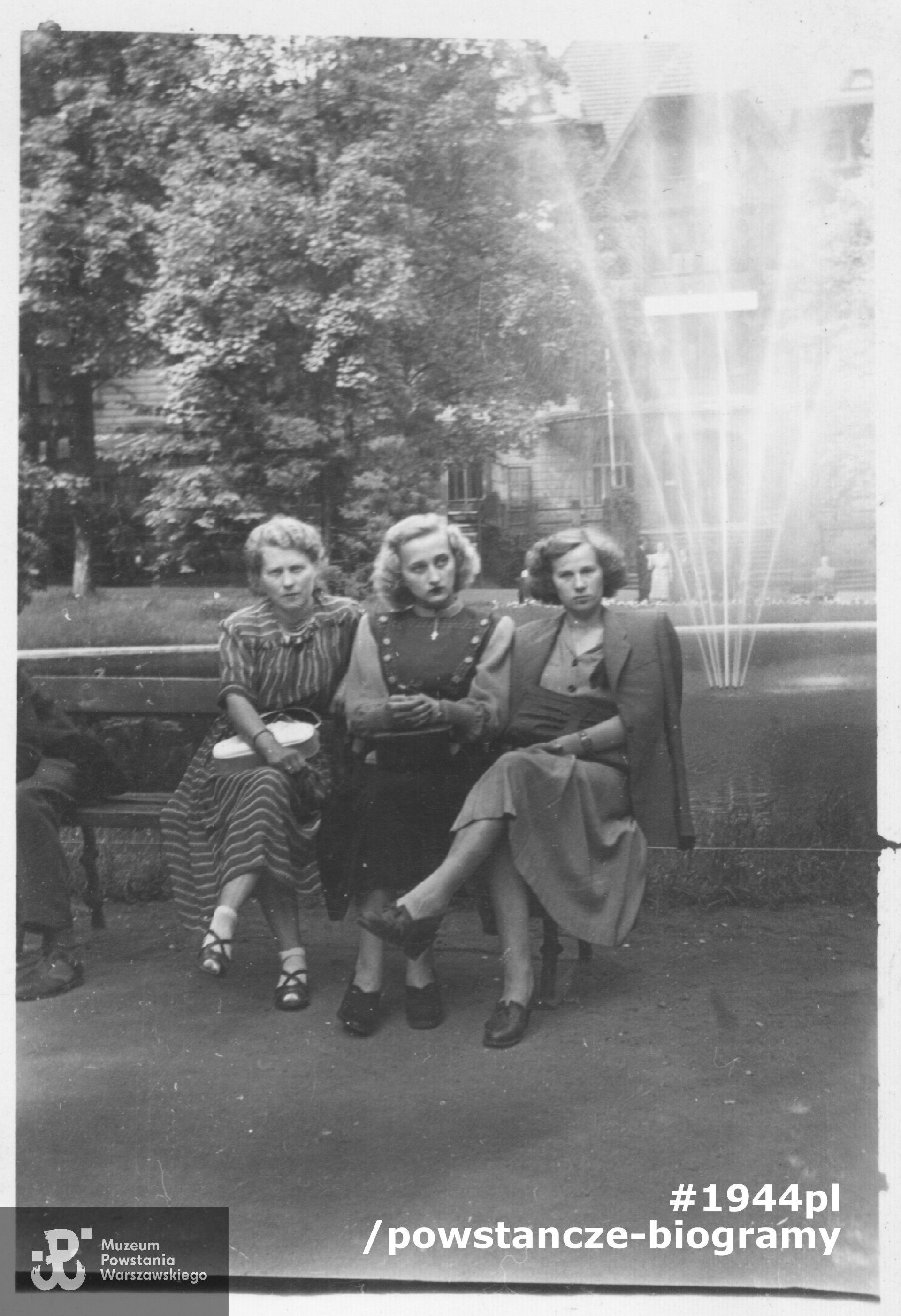 Pod fontanną, data nieustalona.  Fot. ze zbiorów rodzinnych, udostępnił p. Michał Turski