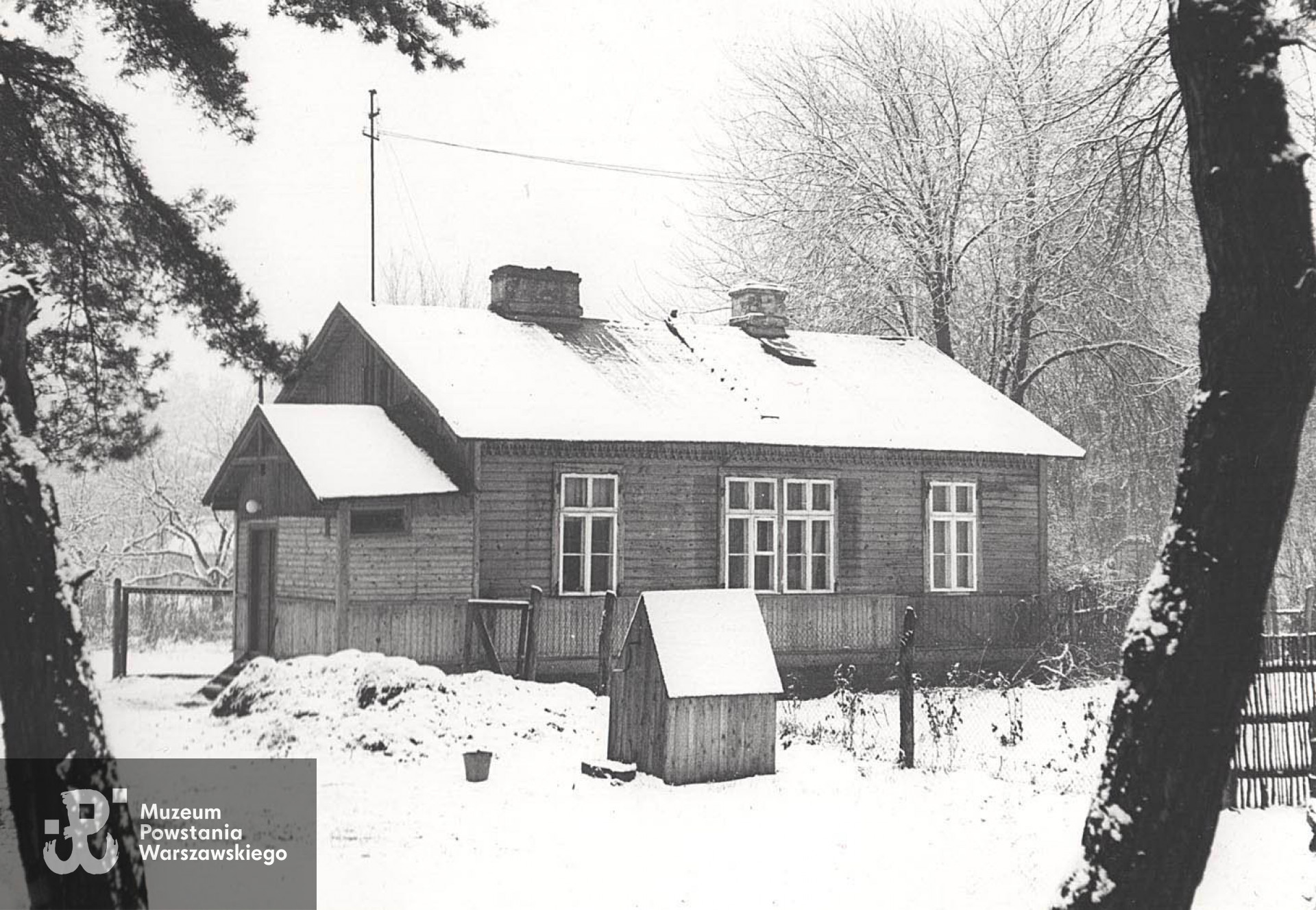 Leśniczówka w Ostrówku (gmina Klembów, powiat Wołomin), w której od 1959 roku Wiesław Baranowski żył, pracował i zmarł w 1991 roku. Fot. ze zbiorów rodzinnych, skan udostępnił p. Sebastian Baranowski, wnuk Powstańca [46]