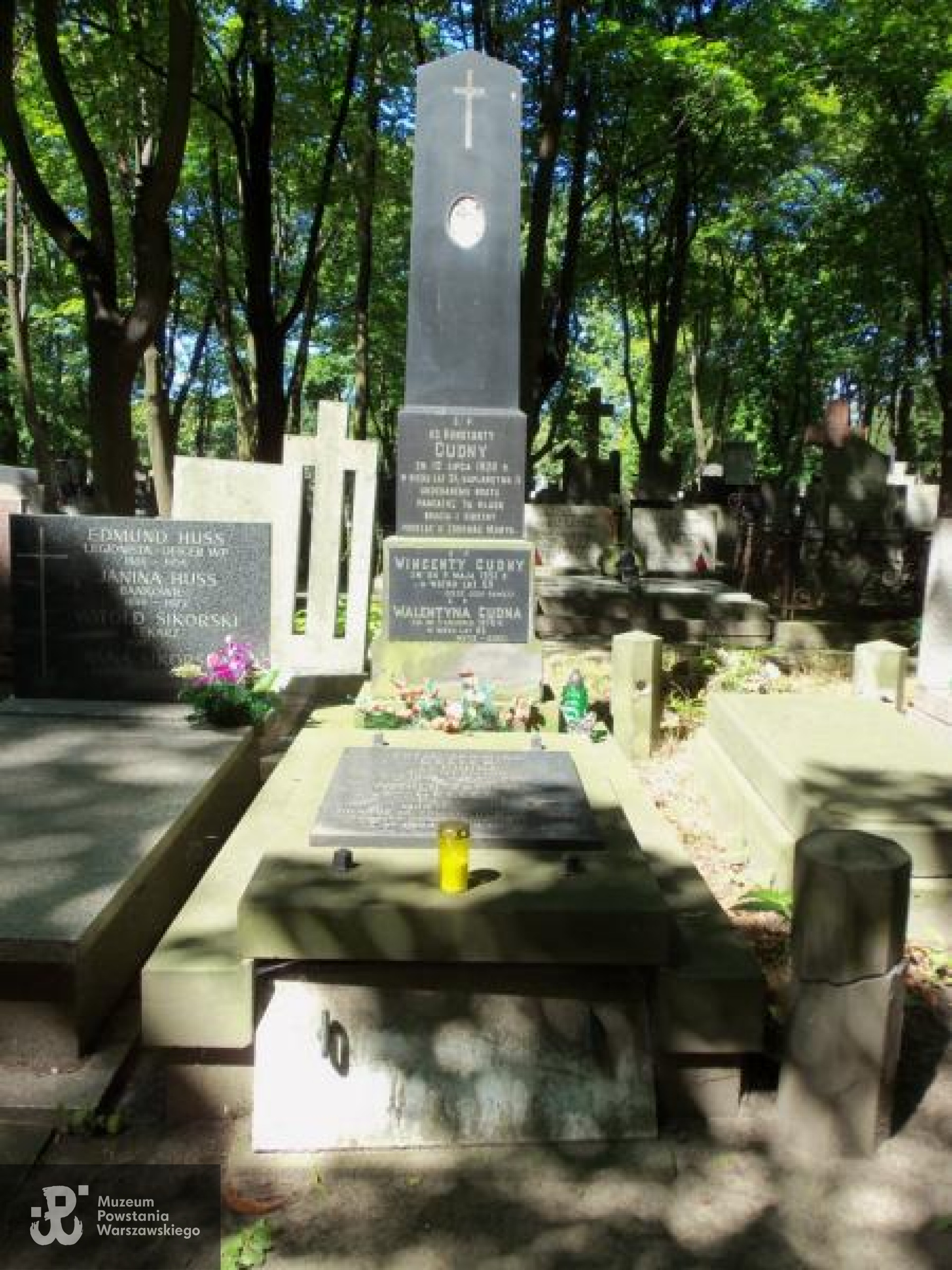 Fot. Warszawskie Zabytkowe Pomniki Nagrobne:  serwis mapowy m. st. Warszawy: <i>cmentarze.um.warszawa.pl</i>