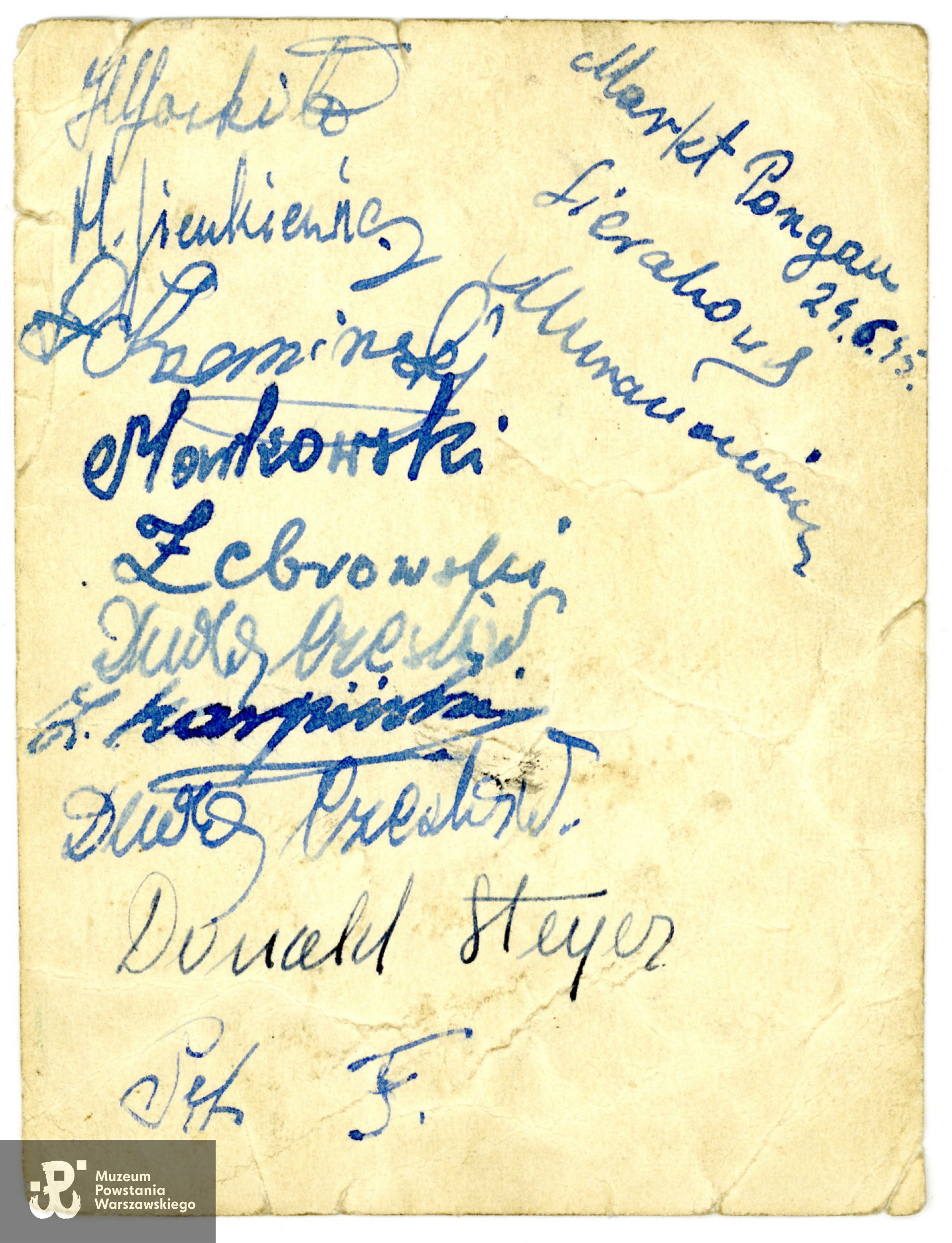 Zdjęcie wykonane po wyzwoleniu z obozu jenieckiego, Markt Pongau, 24.06.1945 - rewers z podpisami żołnierzy. Ze zbiorów rodzinnych,  udostępnił p. Tomasz Szczepaniak, siostrzeniec Powstańca.