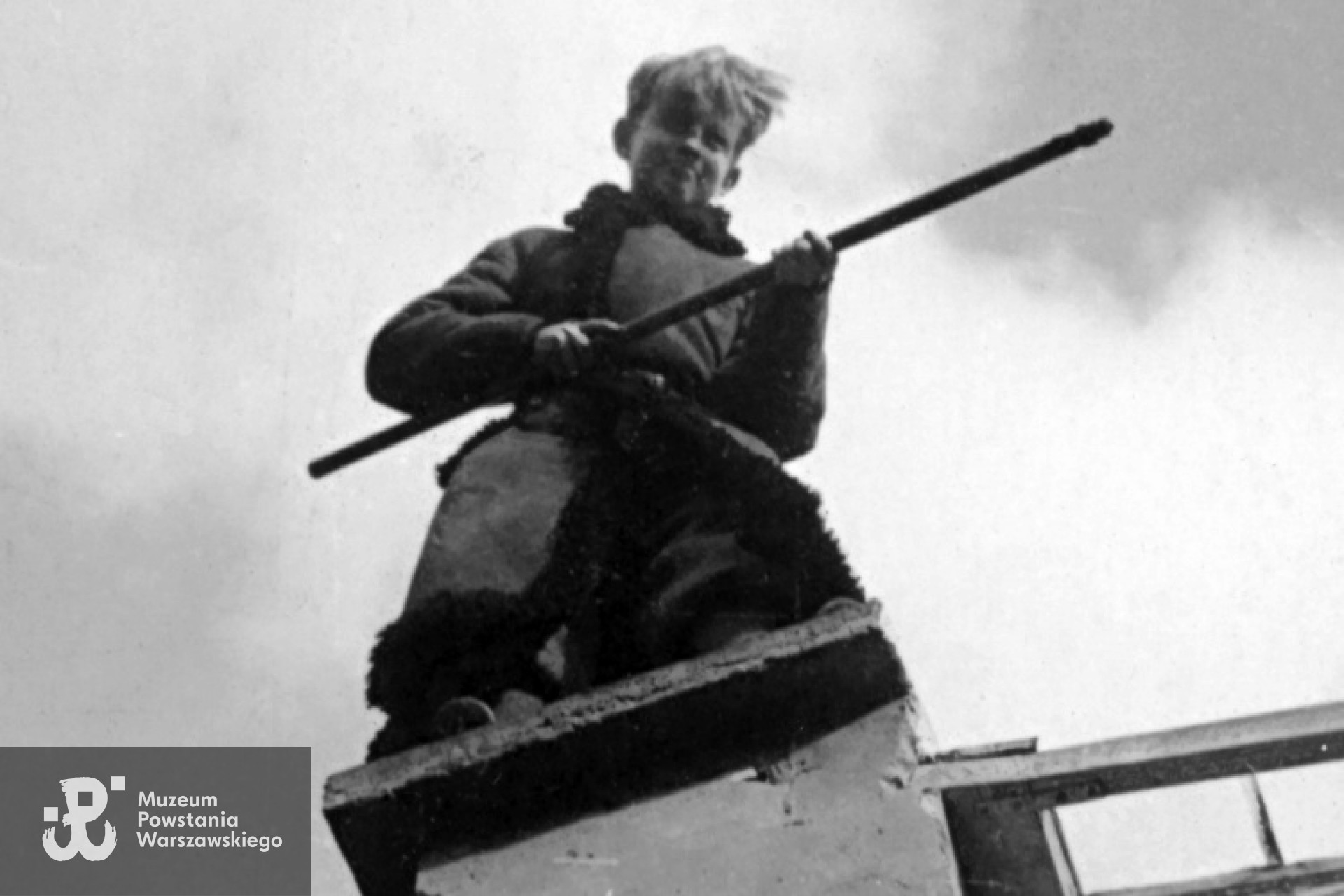 Okupacja. Krzysztof Głuchowski marzący o musztrze z bronią. Wilanów, jesień 1942. Fot. z archiwum rodzinnego Krzysztofa Głuchowskiego.