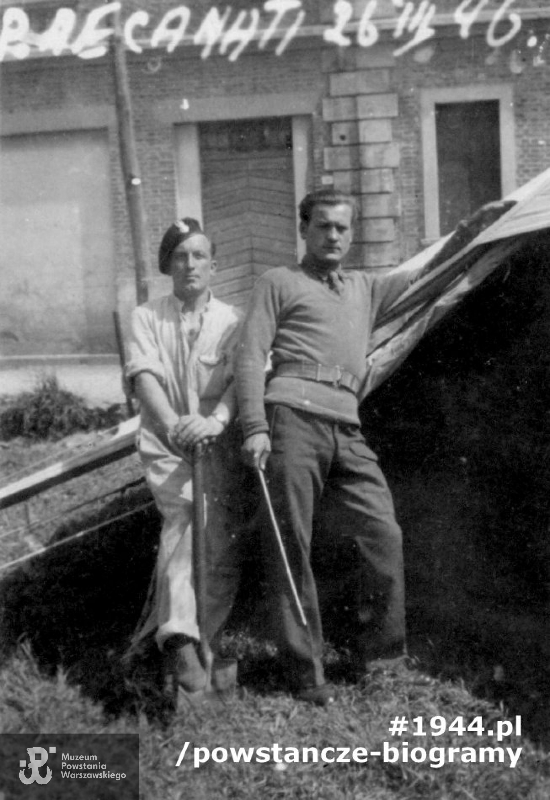 Fotografia z okresu służby w PSZ, marzec 1946 rok.  Stanisław Nowakowski po lewej. Ze zbiorów rodzinnych,  p. Marii i  Wojciecha Łękawskich